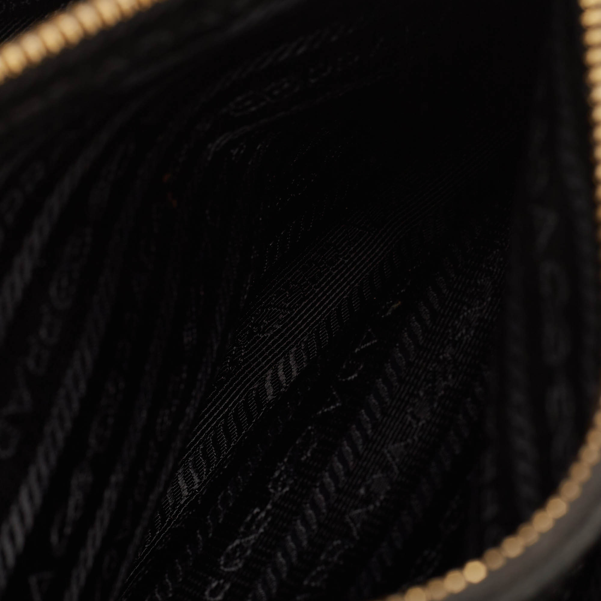 مملوك�ة مسبقًا Prada Black Nylon and Leather Top Handle Bag