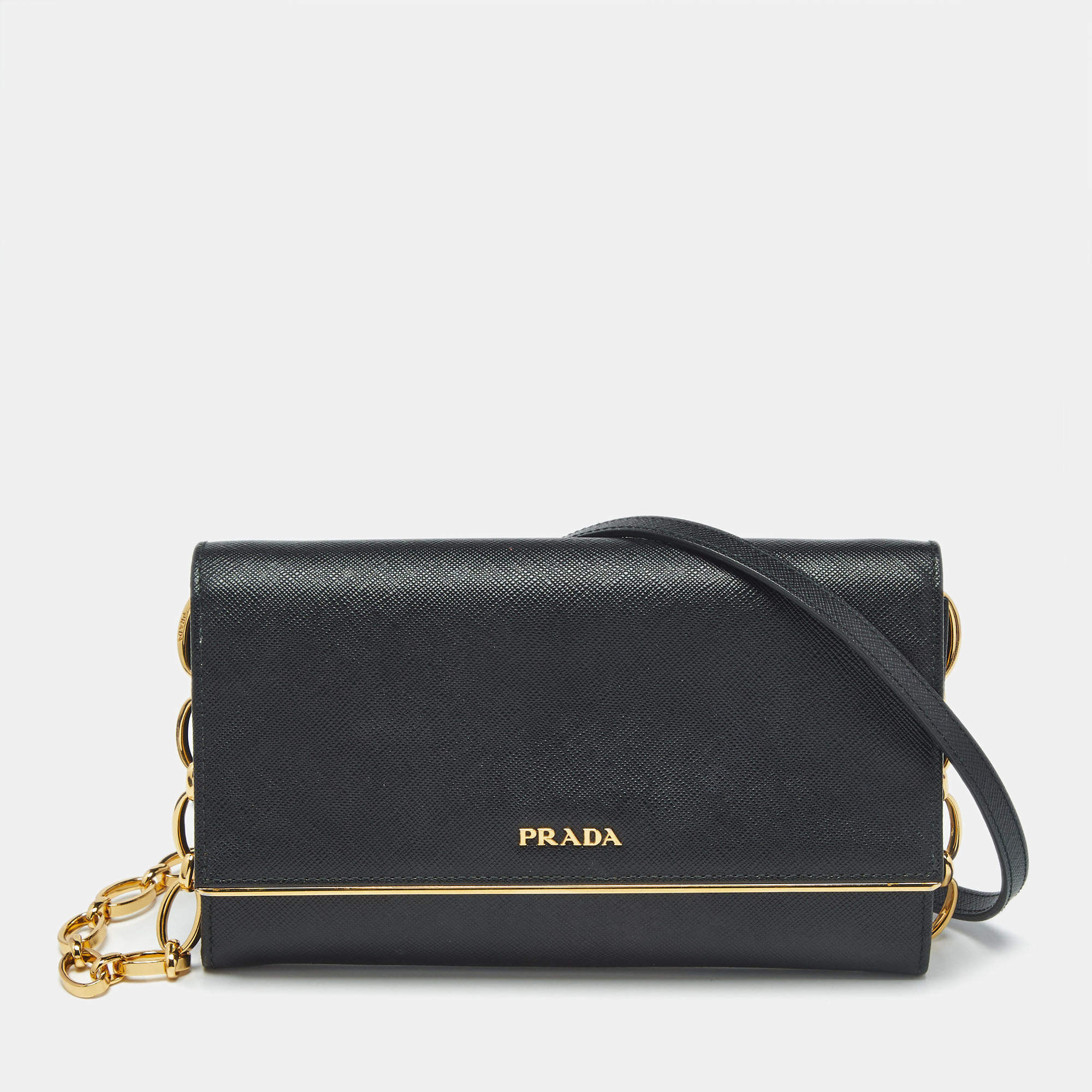 مملوكة مسبقًا حقيبة كلتش برادا جلدة سافيانو لوكس سوداء بشريط معدني