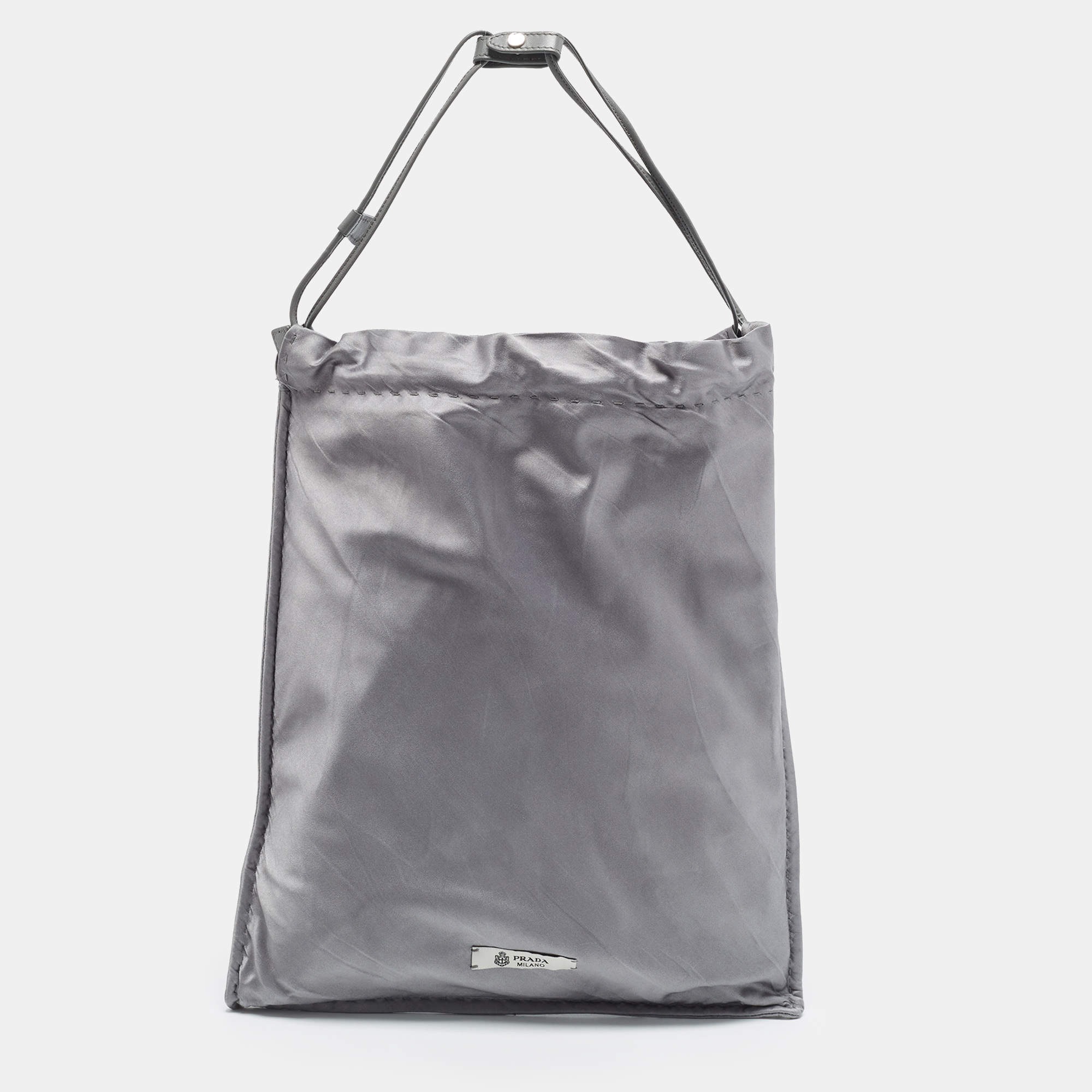 Pre Owned {"name": "Prada Wish Grey Silk Pouch", "name_ar": "\u062d\u0642\u064a\u0628\u0629 \u0645\u0646 \u0628\u0631\u0627\u062f\u0627 \u062d\u0631\u064a\u0631 \u0631\u0645\u0627\u062f\u064a \u0648\u064a\u0634"}