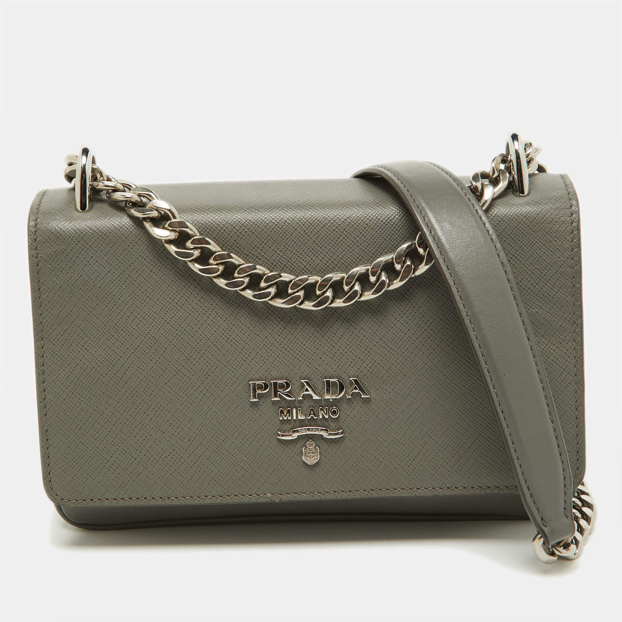 مملوكة مسبقًا حقيبة كروس برادا قلاب جلد كاييه سوفت سافيانو سوداء