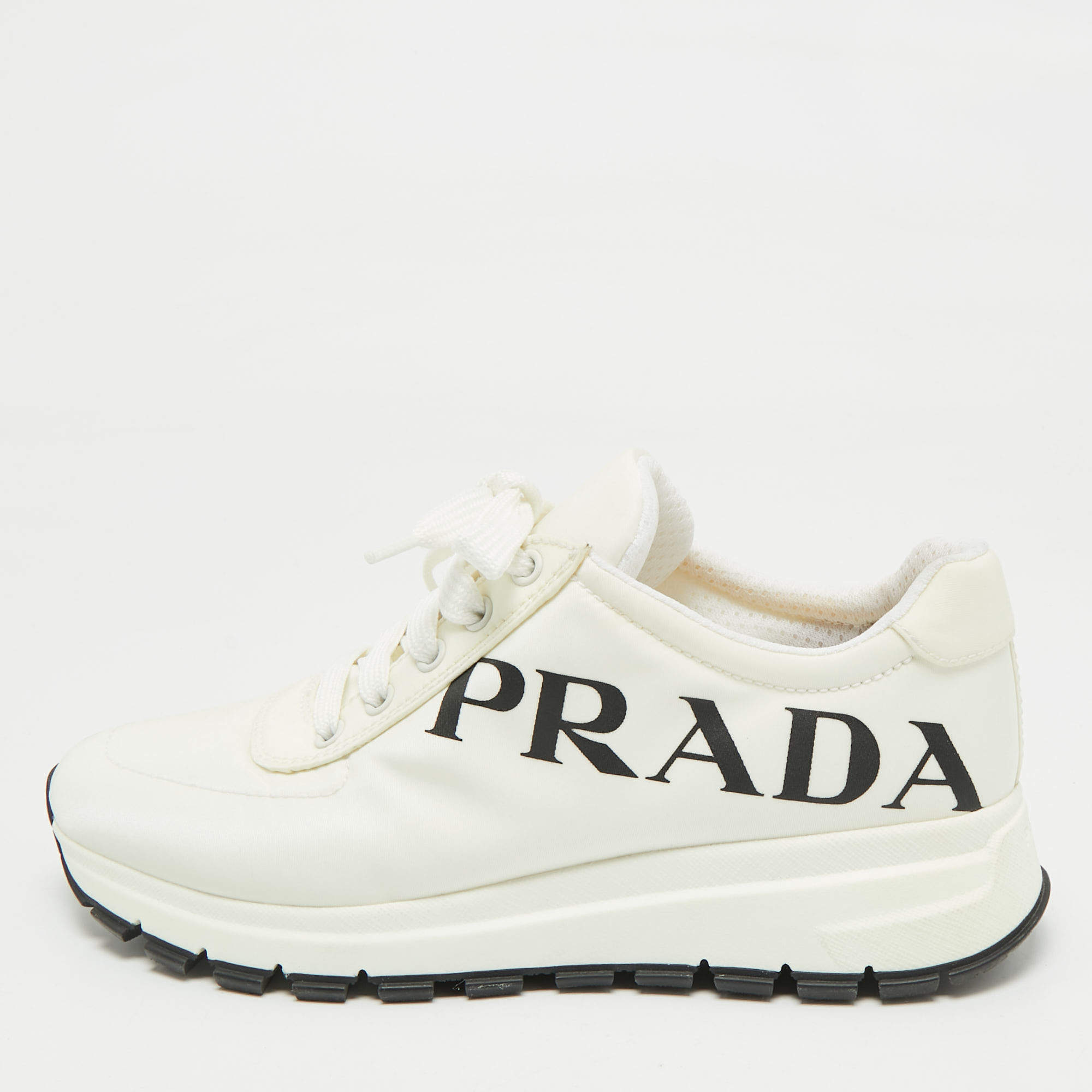 مملوكة مسبقًا حذاء رياضي برادا براكس نايلون أزرق بحري منخفض من أعلى مقاس 37.5