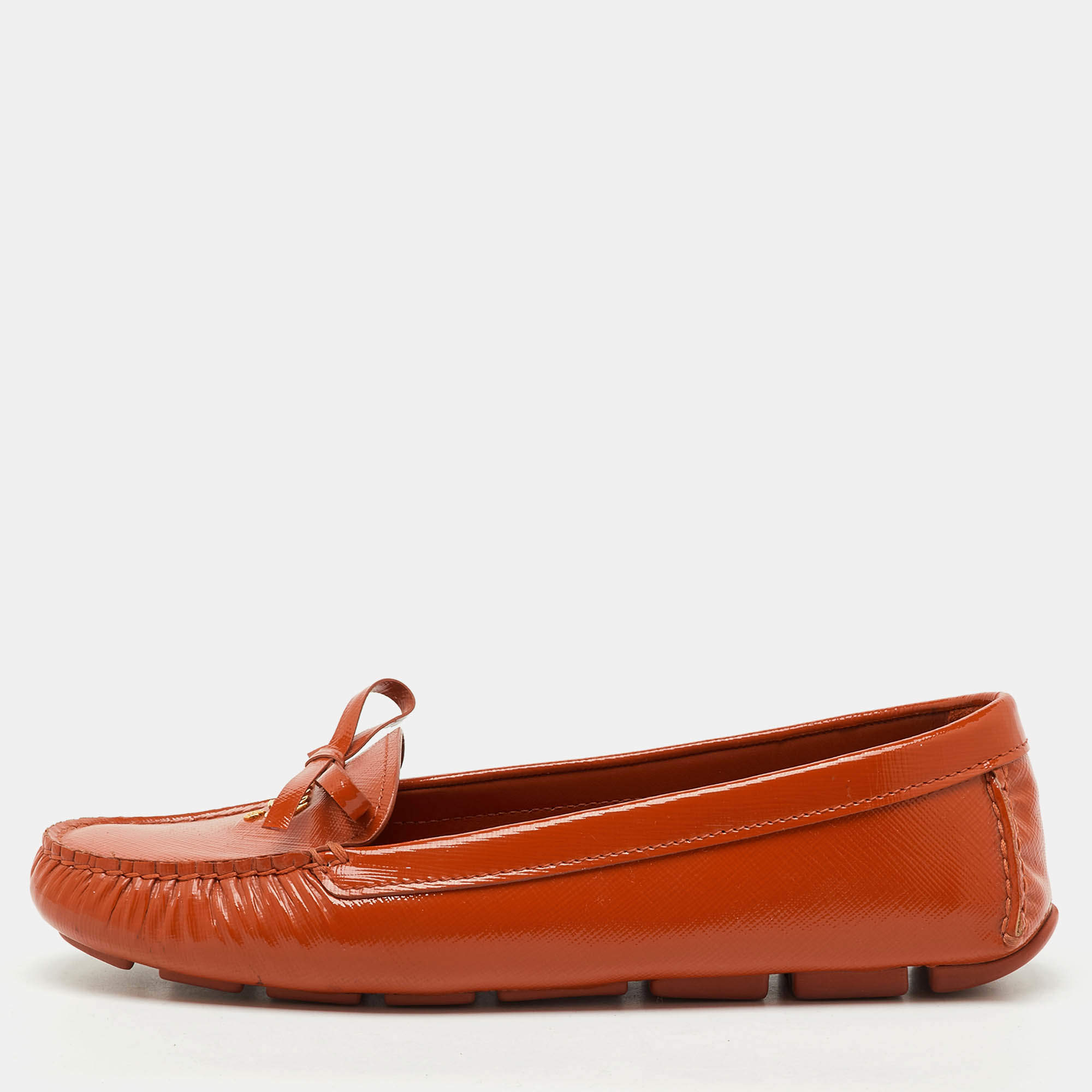 مملوكة مسبقًا Prada Orange Patent Leather Bow Slip On Loafers Size 38.5