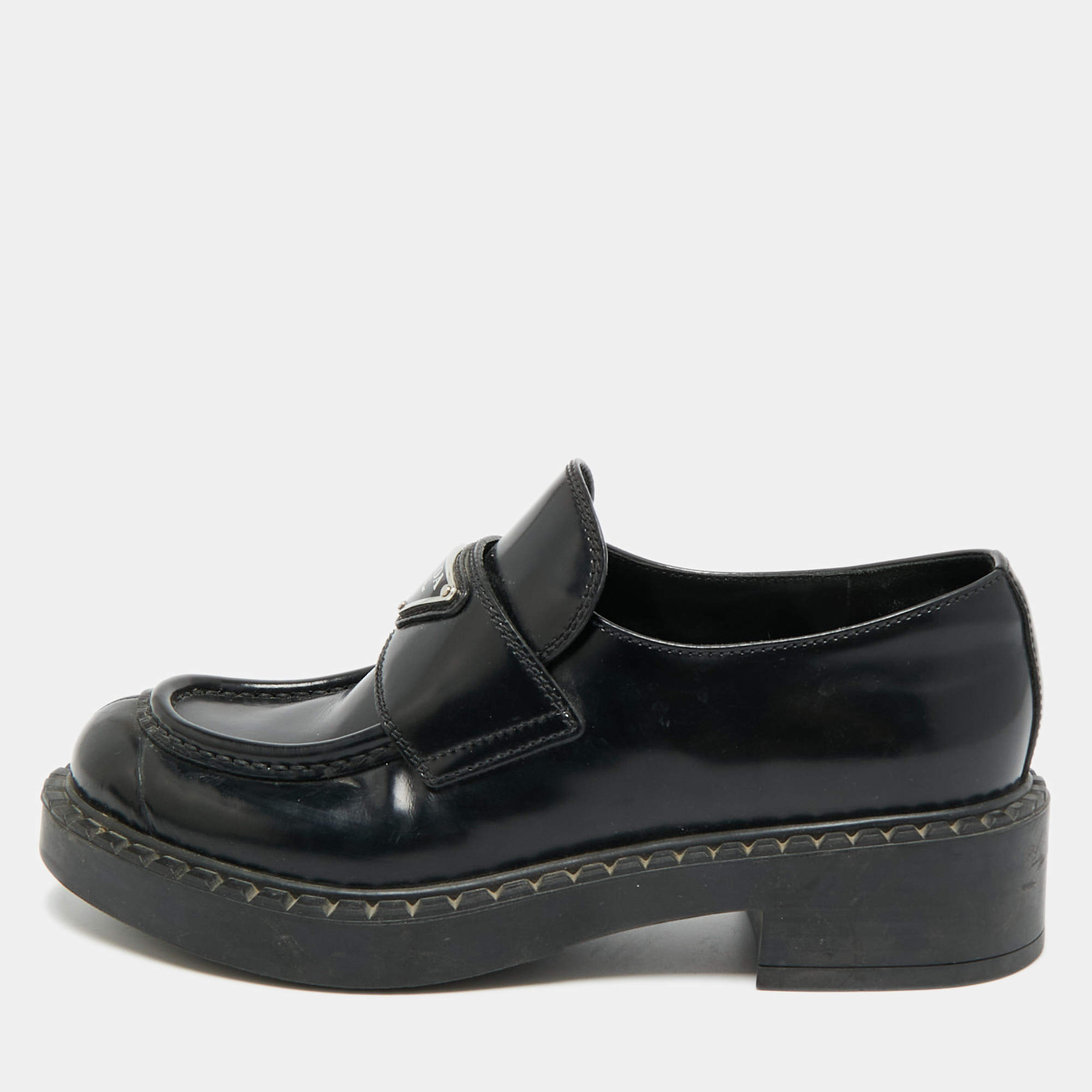 مملوكة مسبقًا Prada Triangle Logo Size 35.5 Black Leather Slip On Loafers