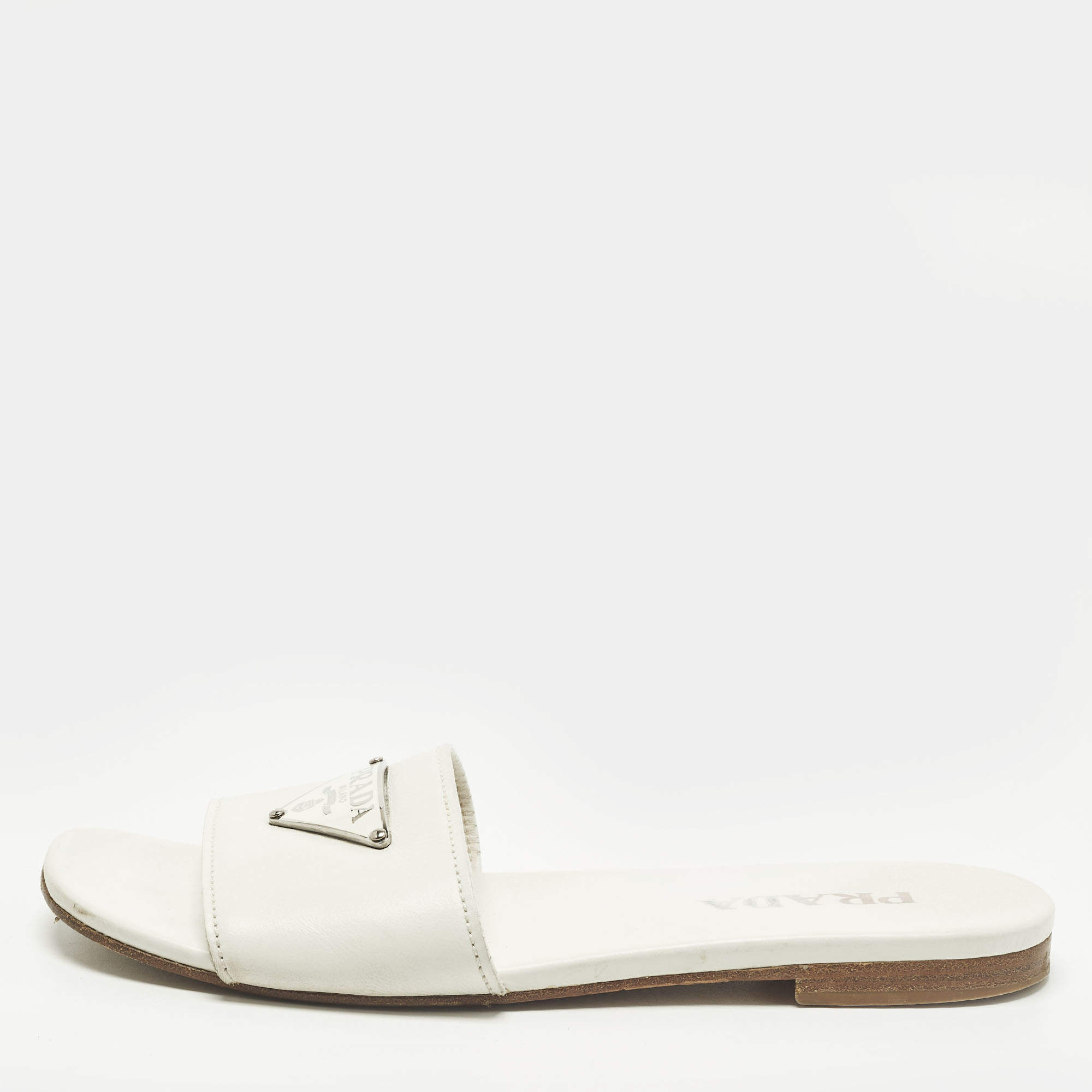 مملوكة مسبقًا Prada Size 38 White Leather Triangle Logo Detai Flat Sandals