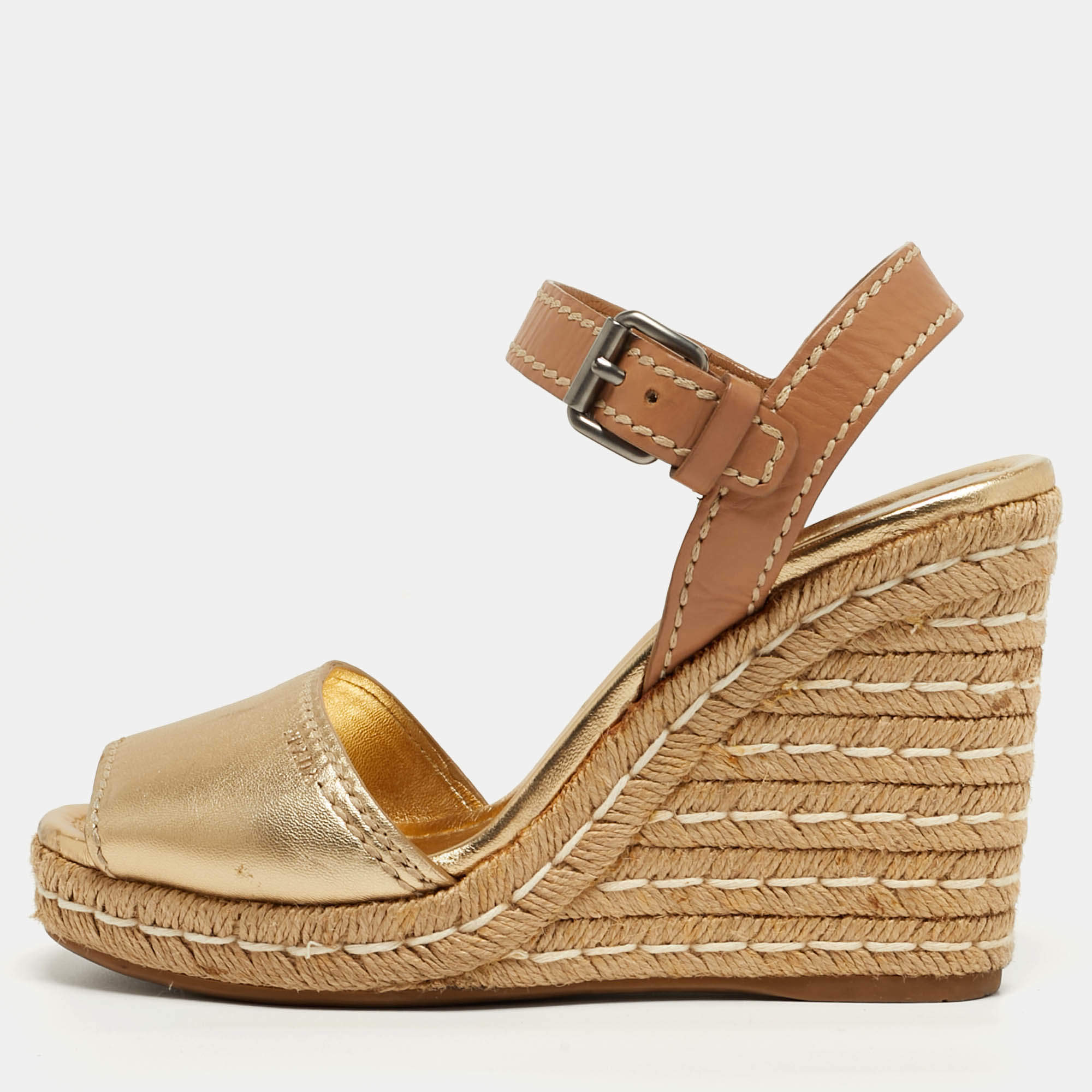 Pre Owned صندل برادا إسفين منصة جلد بني / ذهبي حزام للكاحل مقاس 39