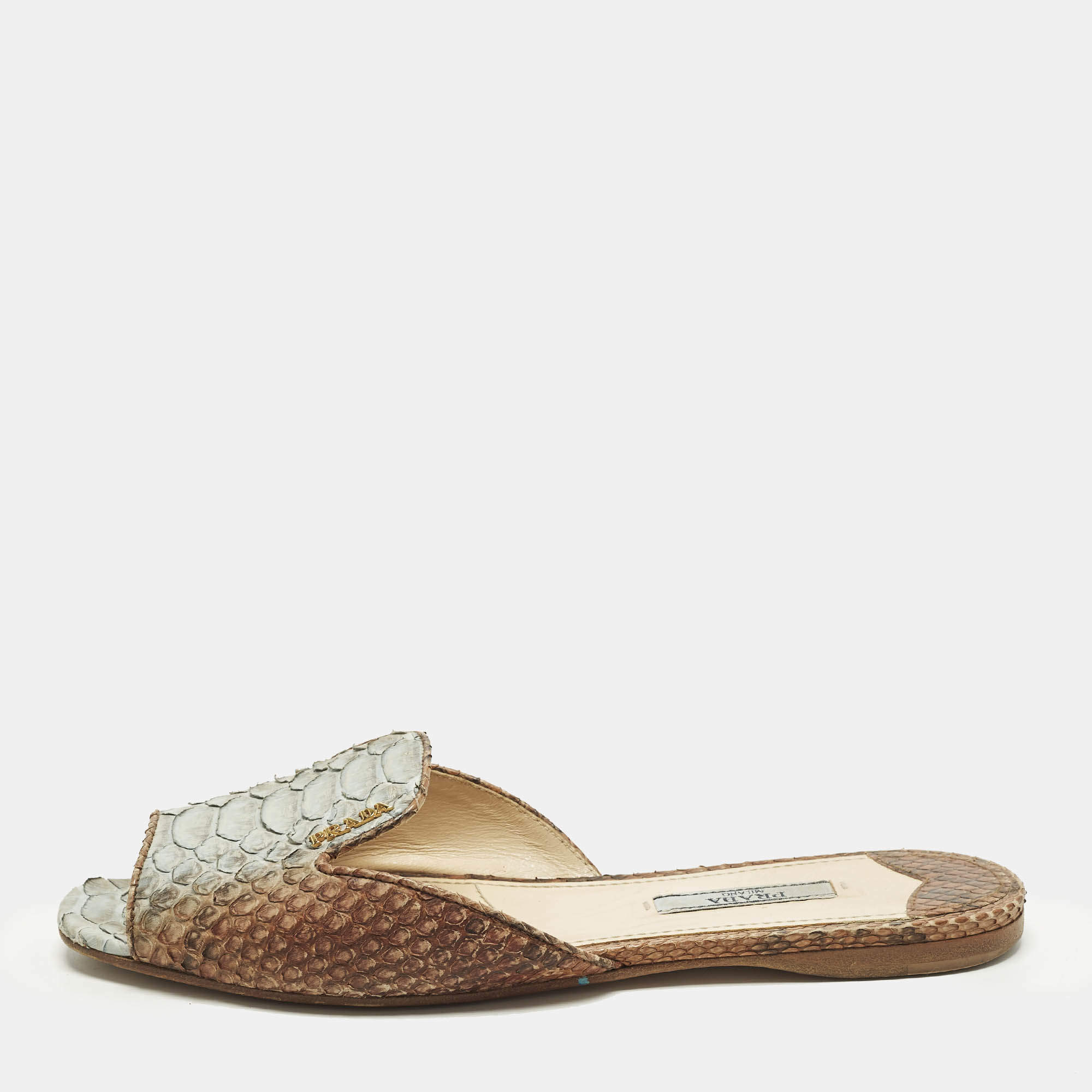 مملوكة مسبقًا صندل سلايد برادا بجلد بيج سافيانو لامع مزين بالكريستال مقاس 37