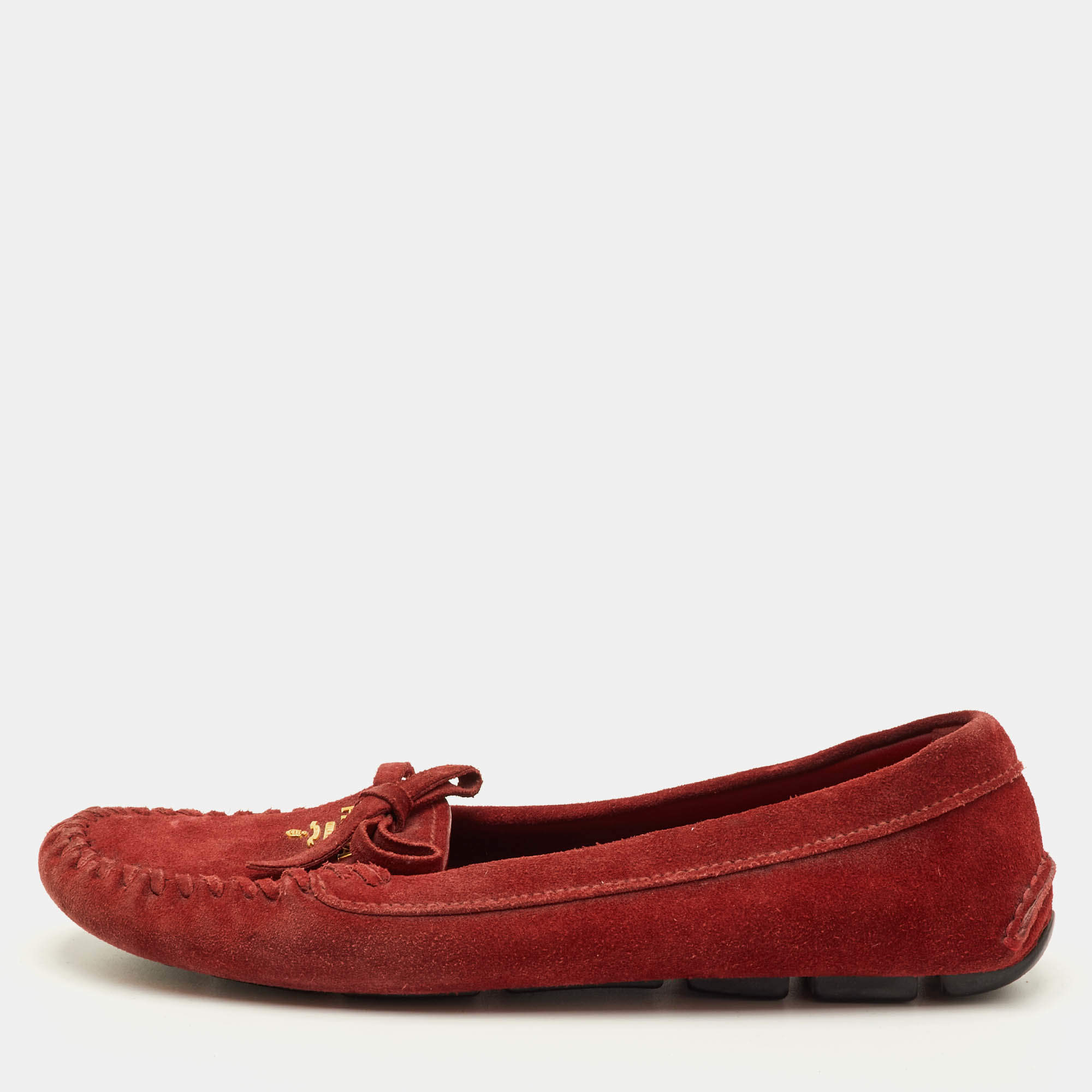 مملوكة مسبقًا Prada Bow Size 37 Red Suede Slip On Loafers