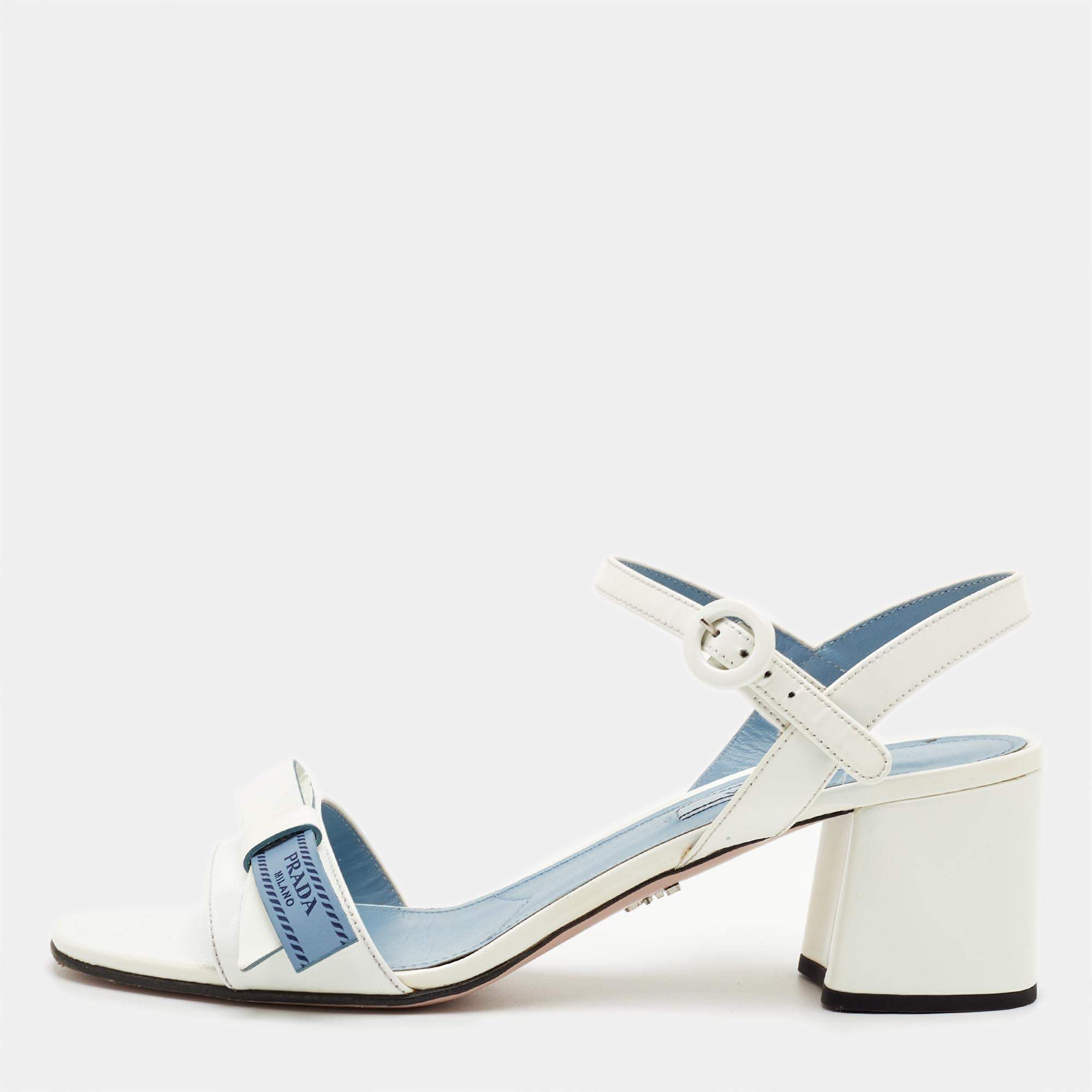 مملوكة مسبقًا صندل برا�دا حزام كاحل جلد لامع أبيض مقاس 40.5