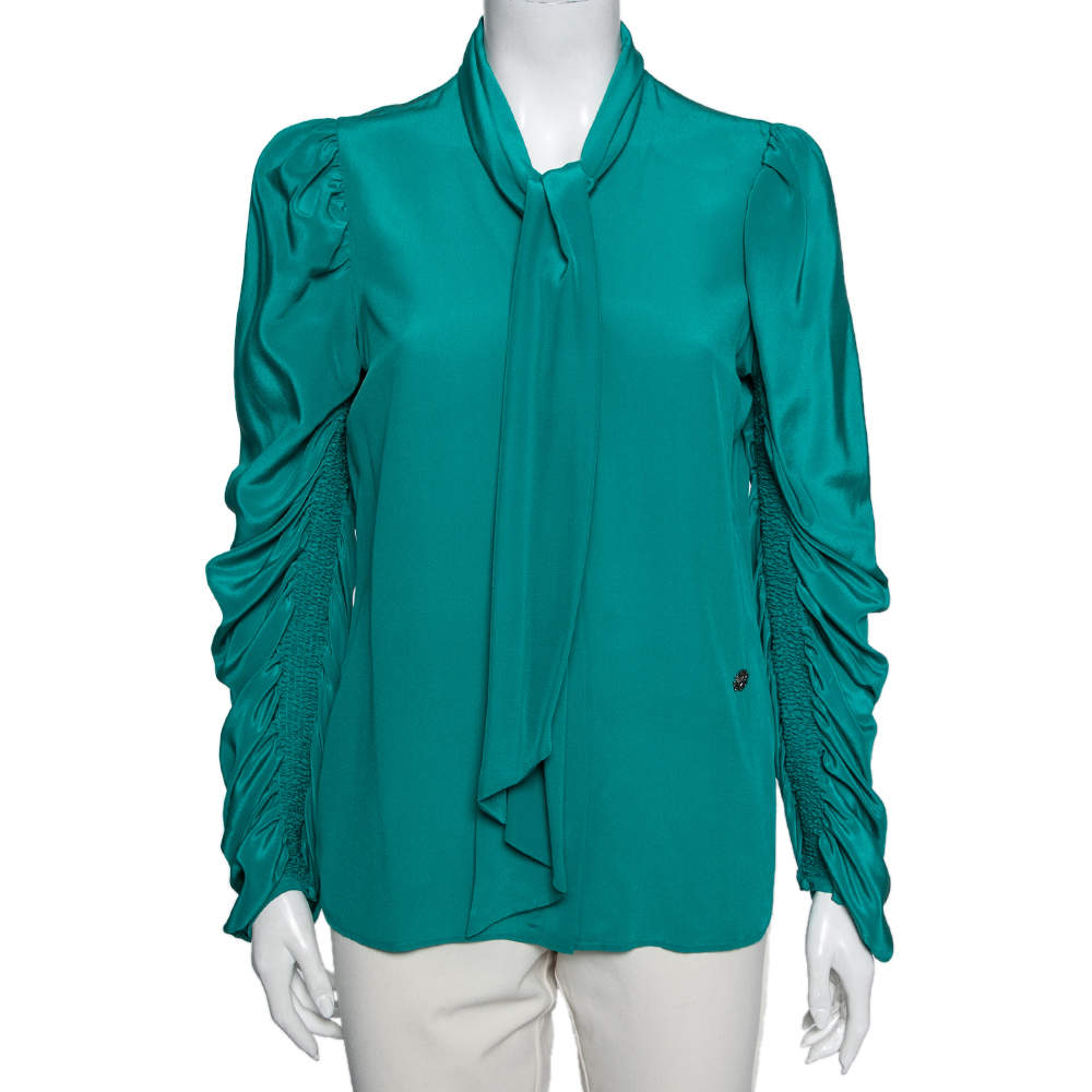 مملوكة مسبقًا بلوزة روبرتو كافالي حرير خضراء أزرار أمامية ورباط فيونكة مقاس متوسط