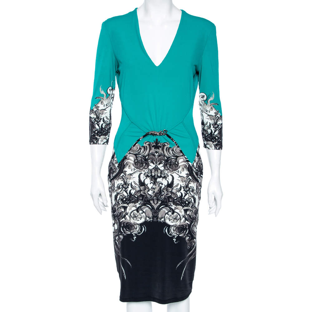 مملوكة مسبقًا فستان روبرتو كافالي جيرسية مطبوع أخضر مزرق مزين بروش مقاس كبير (لارج)