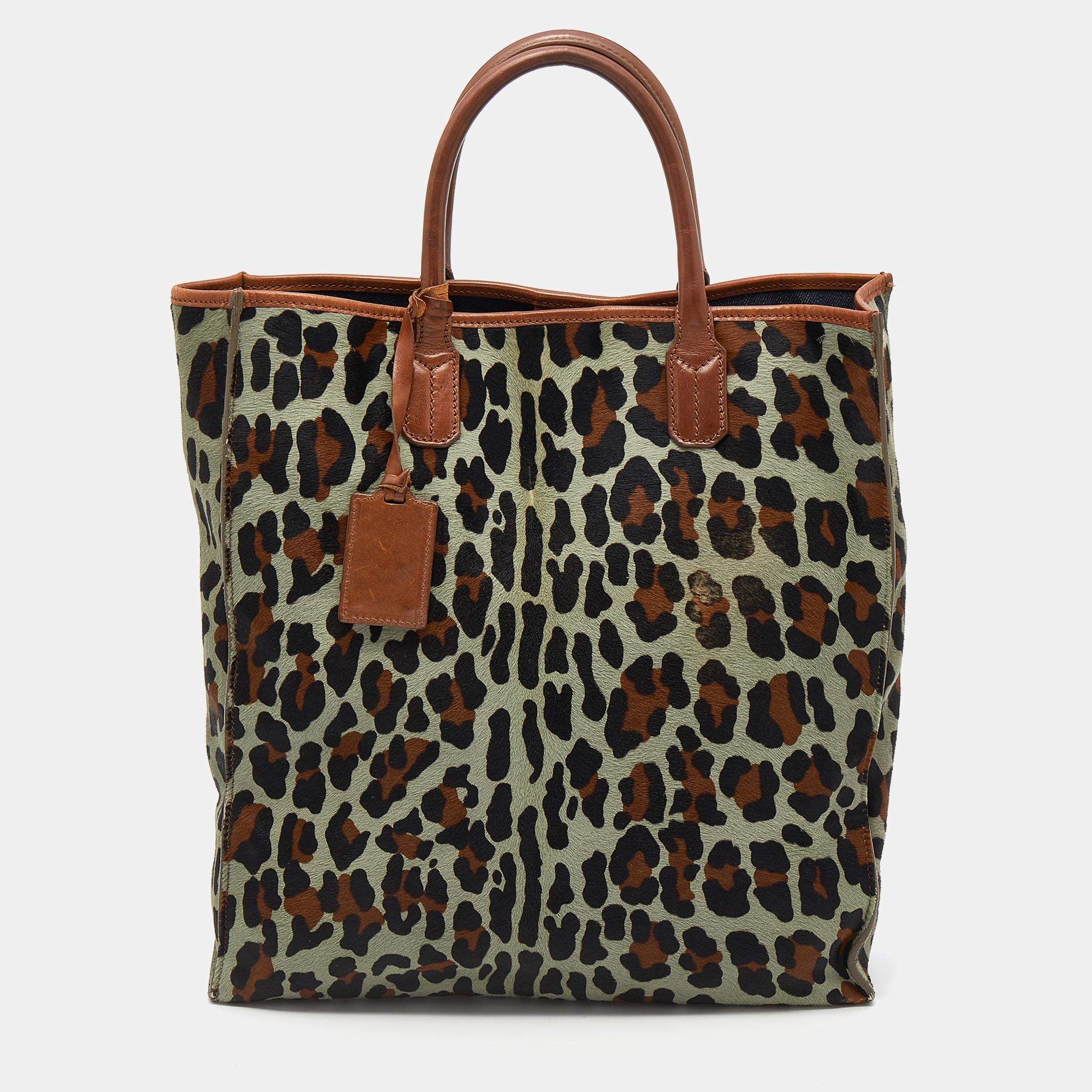 مملوكة مسبقًا حقيبة يد روبرتو كافالي شعر عجل نقشة فهد وجلد متعددة الألوان 