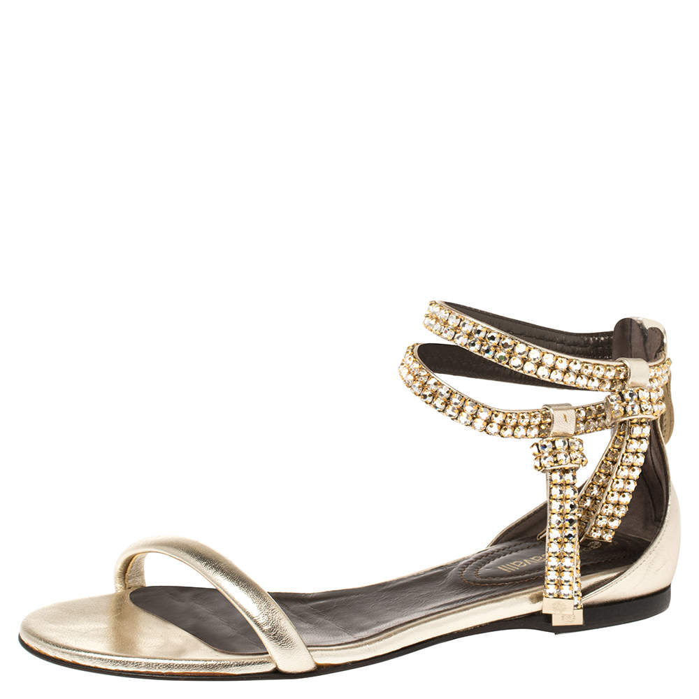 Pre Owned صندل فلات روبرتو كافالي مزخرف كريستال و سير كاحل جلد ذهبي مقاس 36