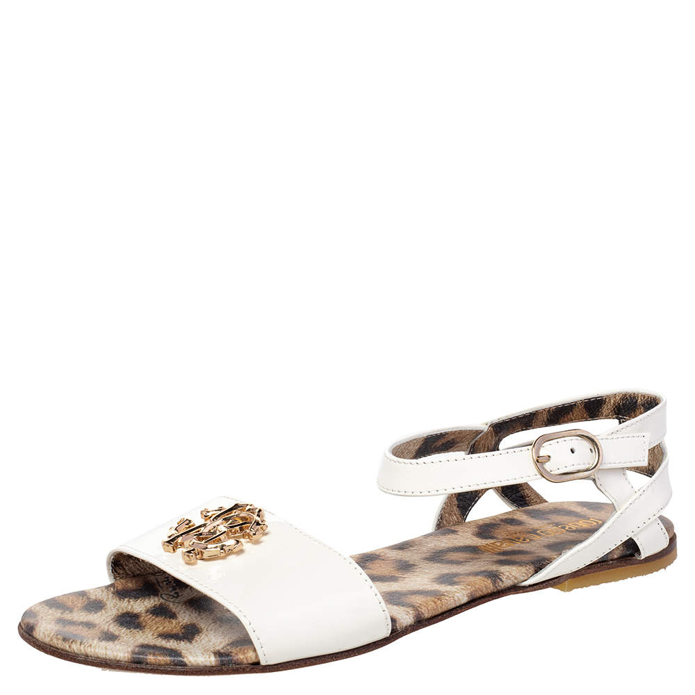 Pre Owned صندل فلات روبرتو كافالي جلد أبيض لامع مزخرف مقاس 37