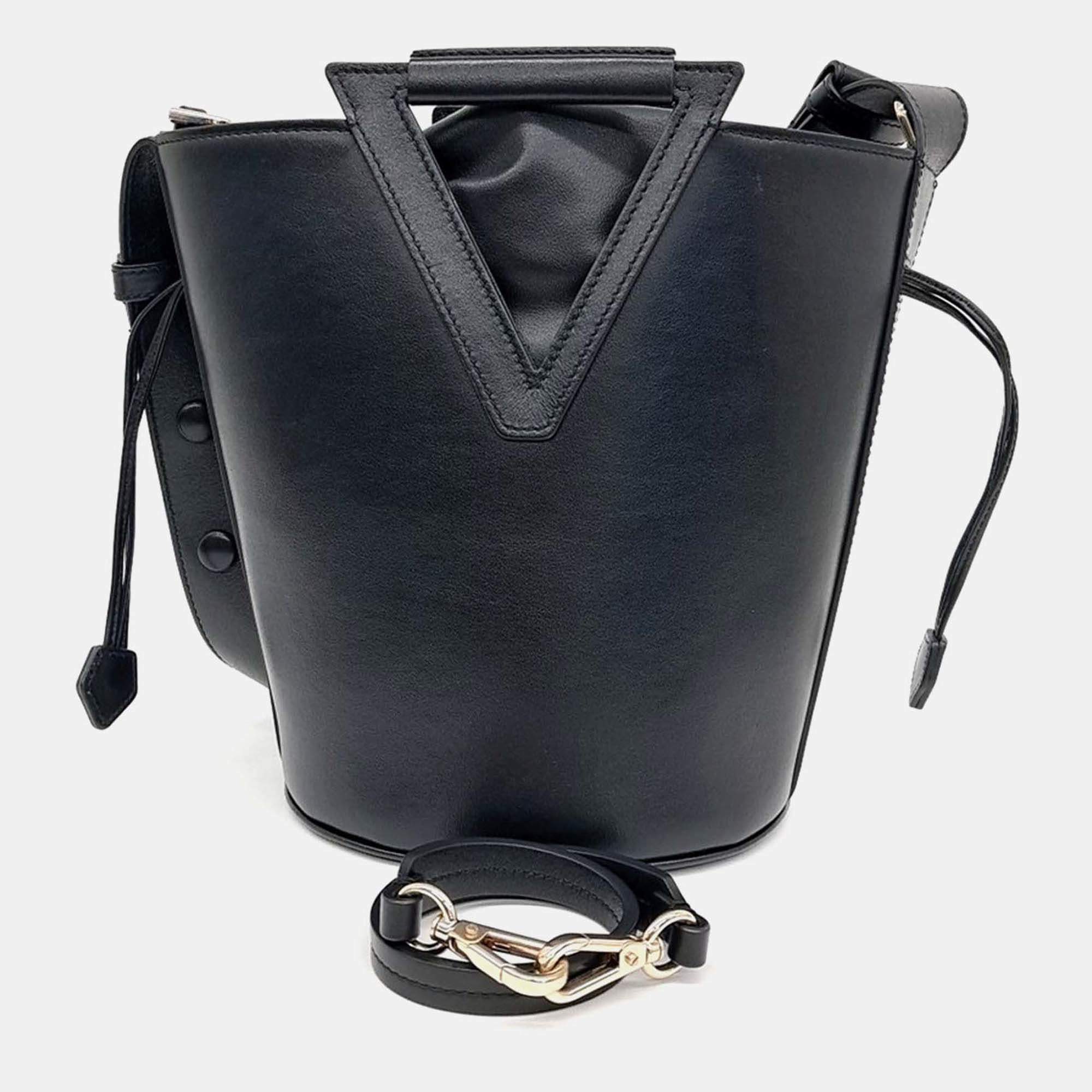 Pre Owned Roger Vivier Black Leather Bucket bag