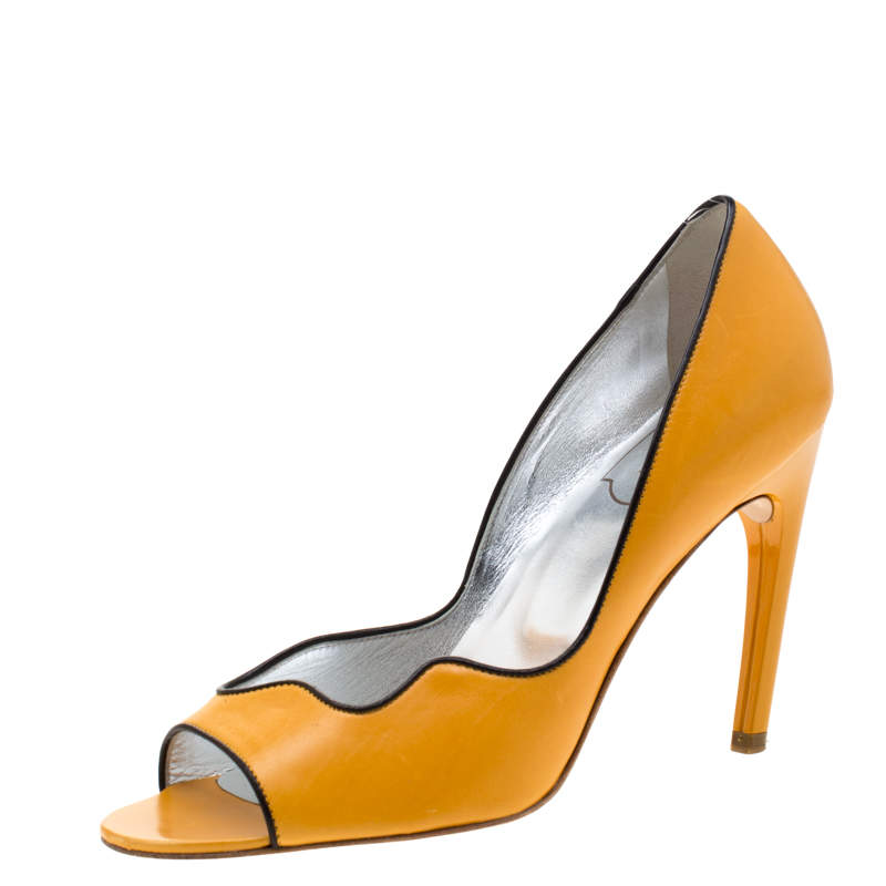 حذاء كعب عالي روجر فيفييه مقدمة مفتوحة جلد أصفر مقاس 37.5 