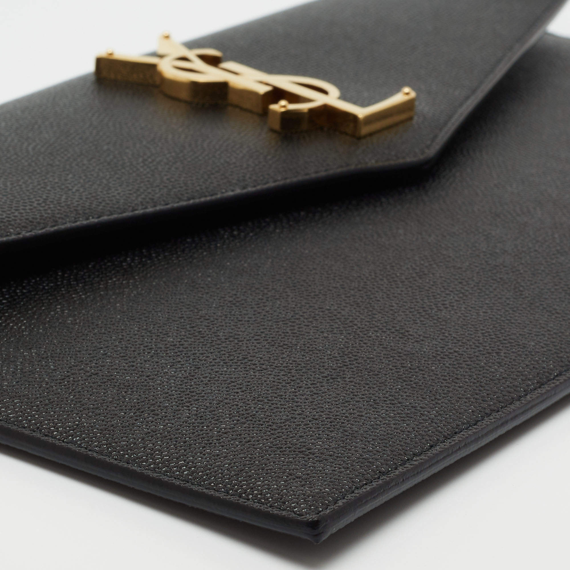 مملوكة مسبقًا Saint Laurent Black Grained Leather Medium Uptown Clutch