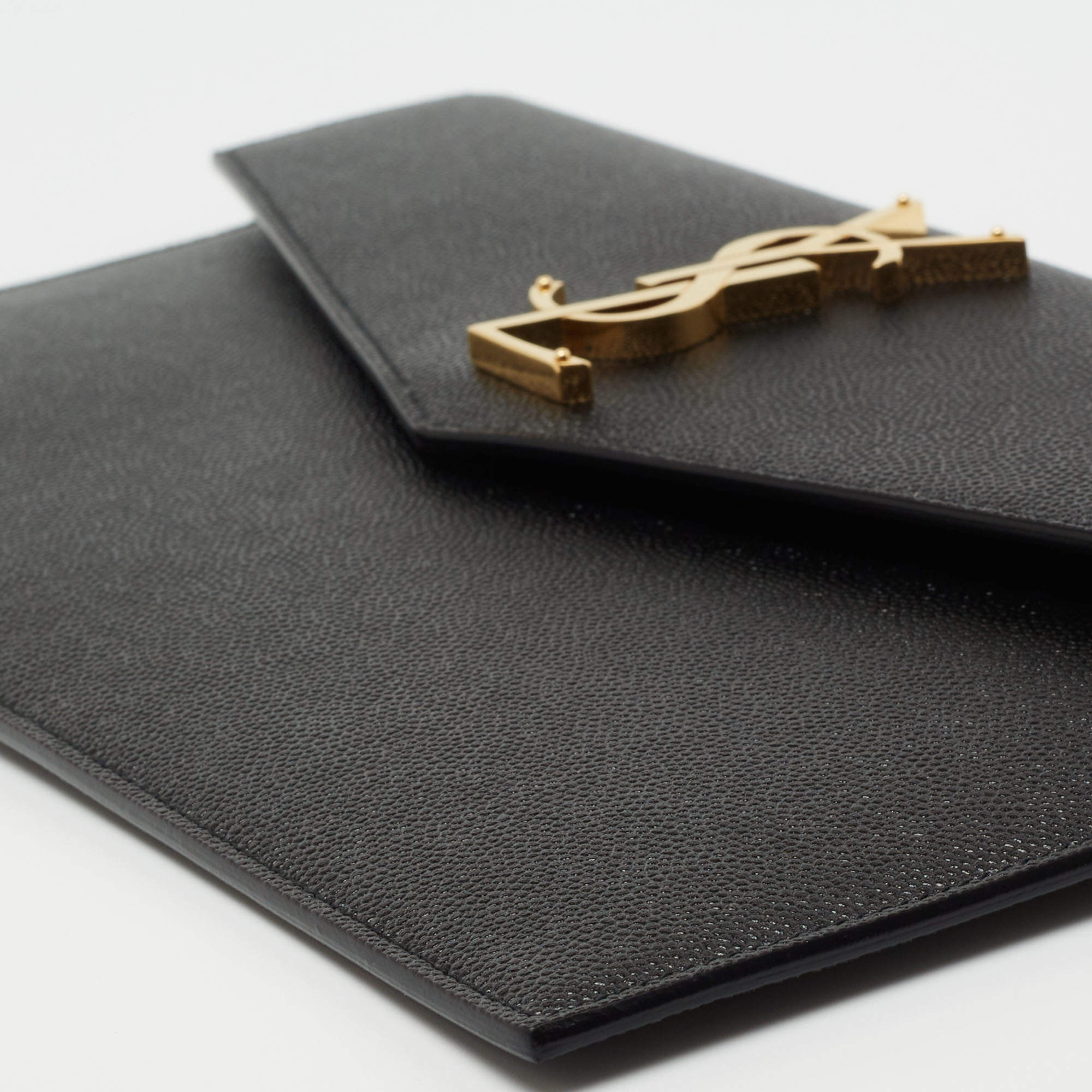 مملوكة مسبقًا Saint Laurent Black Grained Leather Medium Uptown Clutch