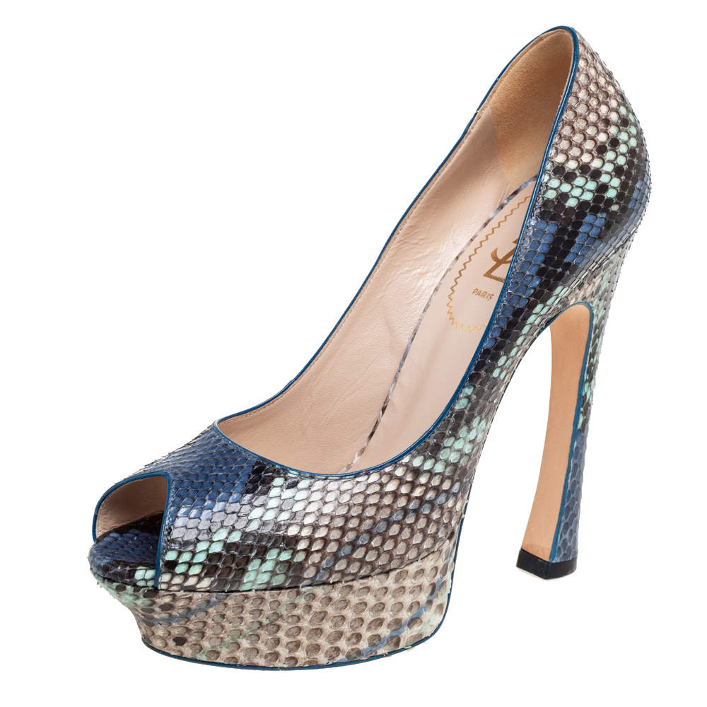 مملوكة مسبق ًا حذاء كعب عالي سان لوران جلد ثعبان بيج/ أزرق مقدمة مفتوحة نعل سميك مقاس 38