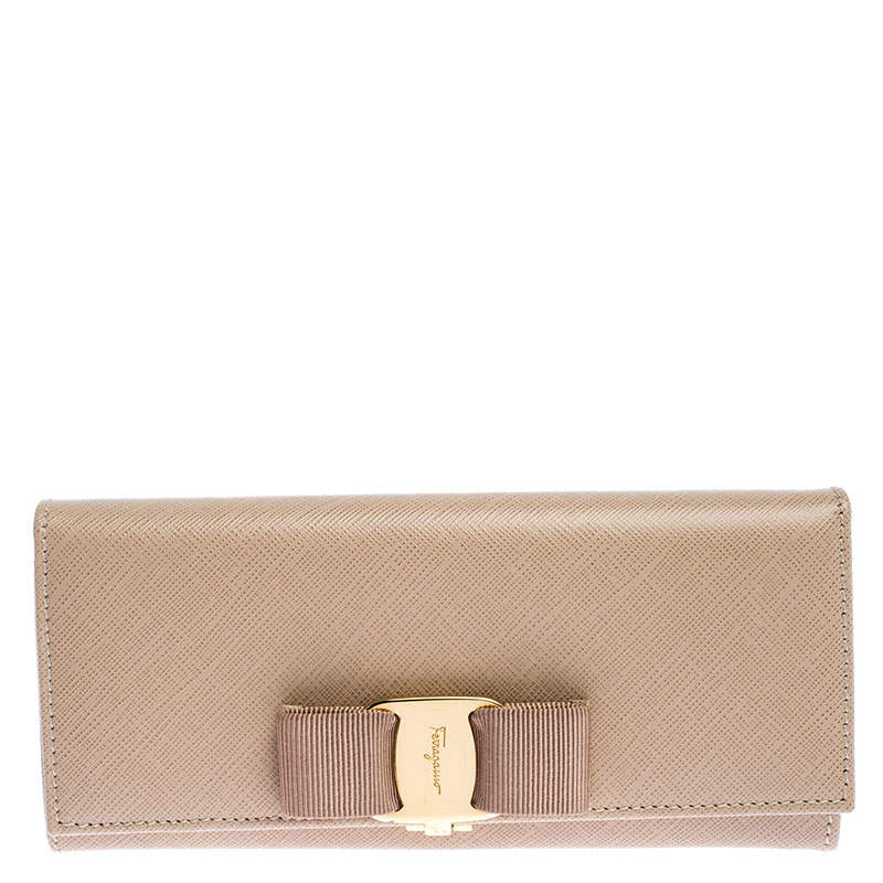 مملوكة مسبقًا Salvatore Ferragamo New Bisque Leather Vara Bow Wallet