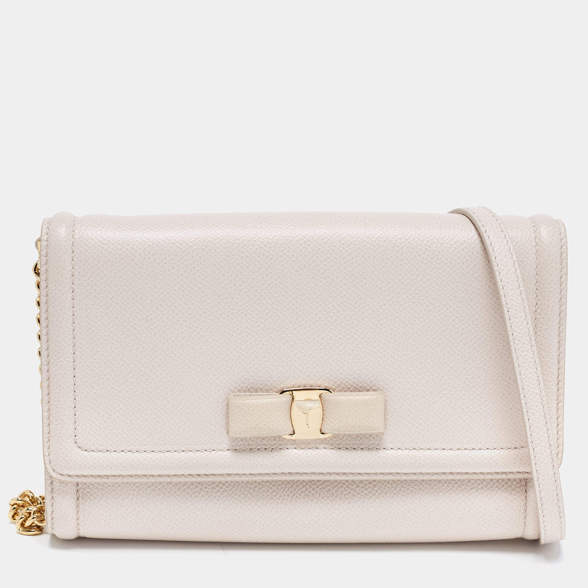 مملوكة مسبقًا Salvatore Ferragamo Light Pink Leather Vara Bow Wallet on Chain 