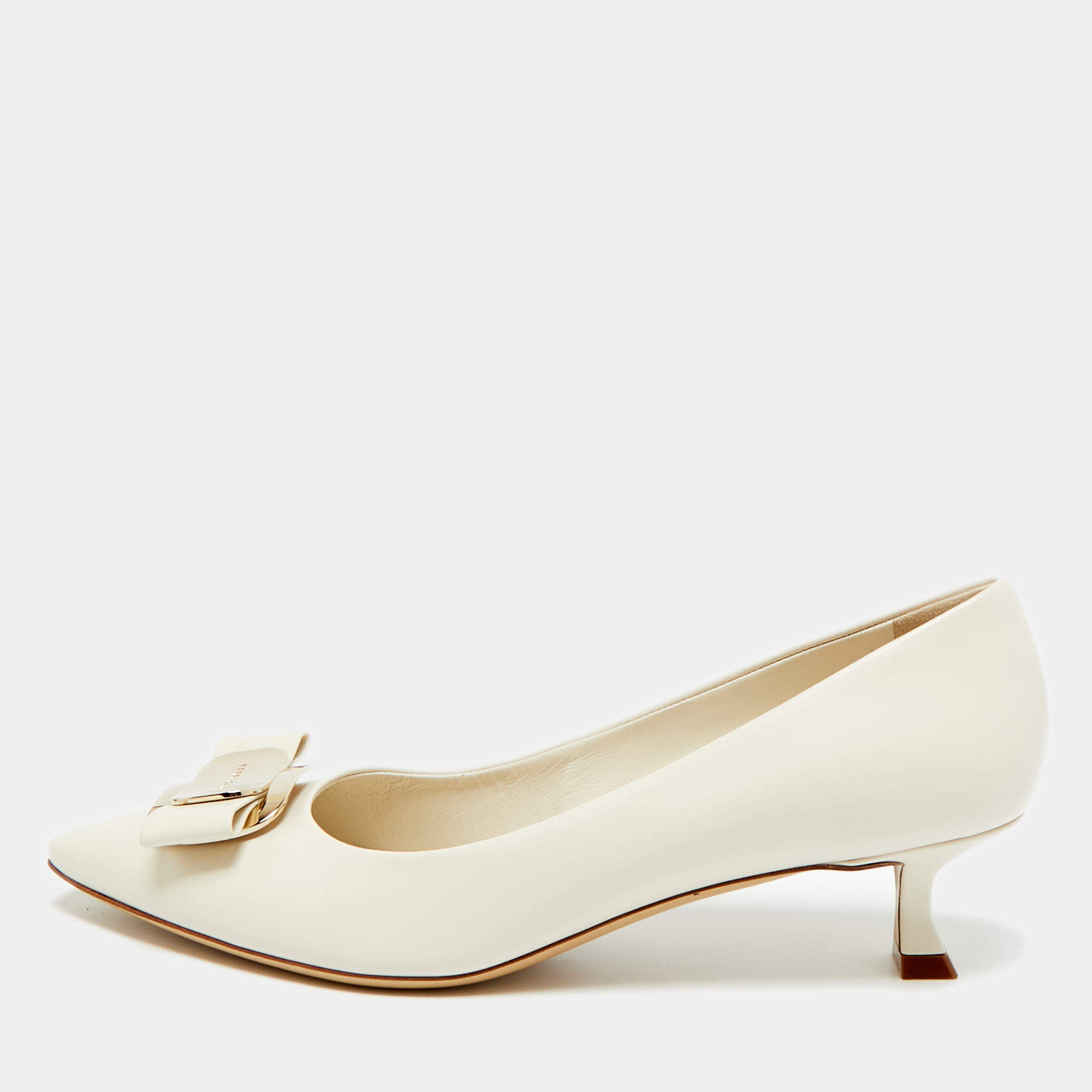 Pre Owned Salvatore Ferragamo Cream Leather Vara Plate Pumps Size 39.5