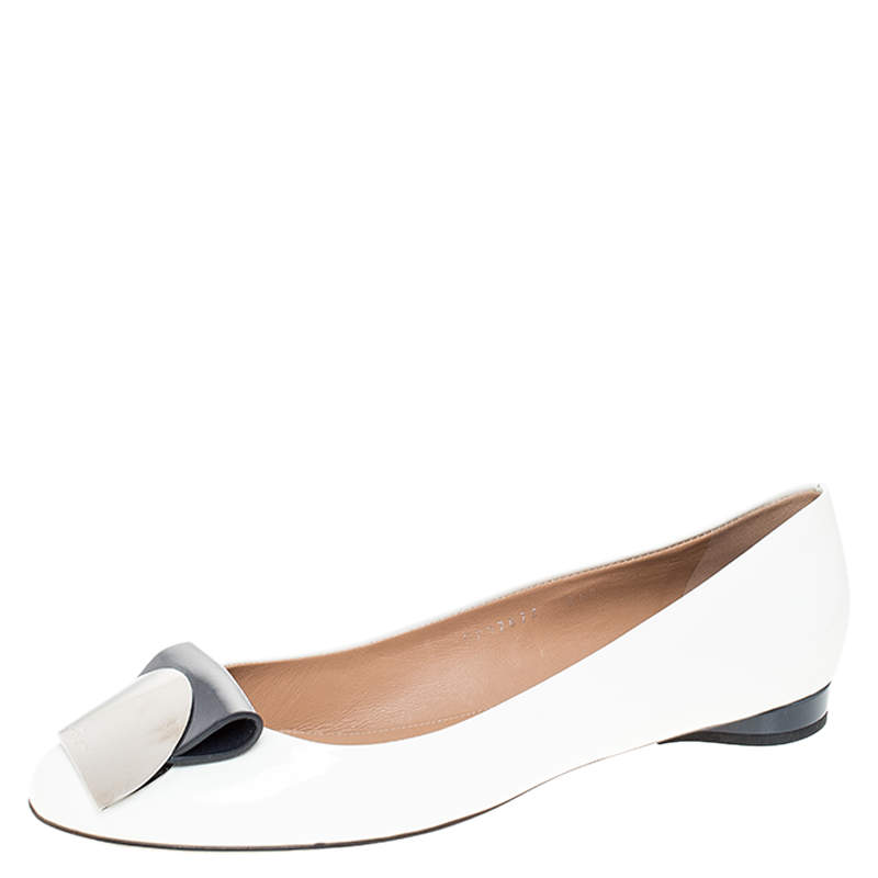 مملوكة مسبقًا Salvatore Ferragamo White/Navy Blue Patent Leather Posi Ballet Flats Size 40.5
