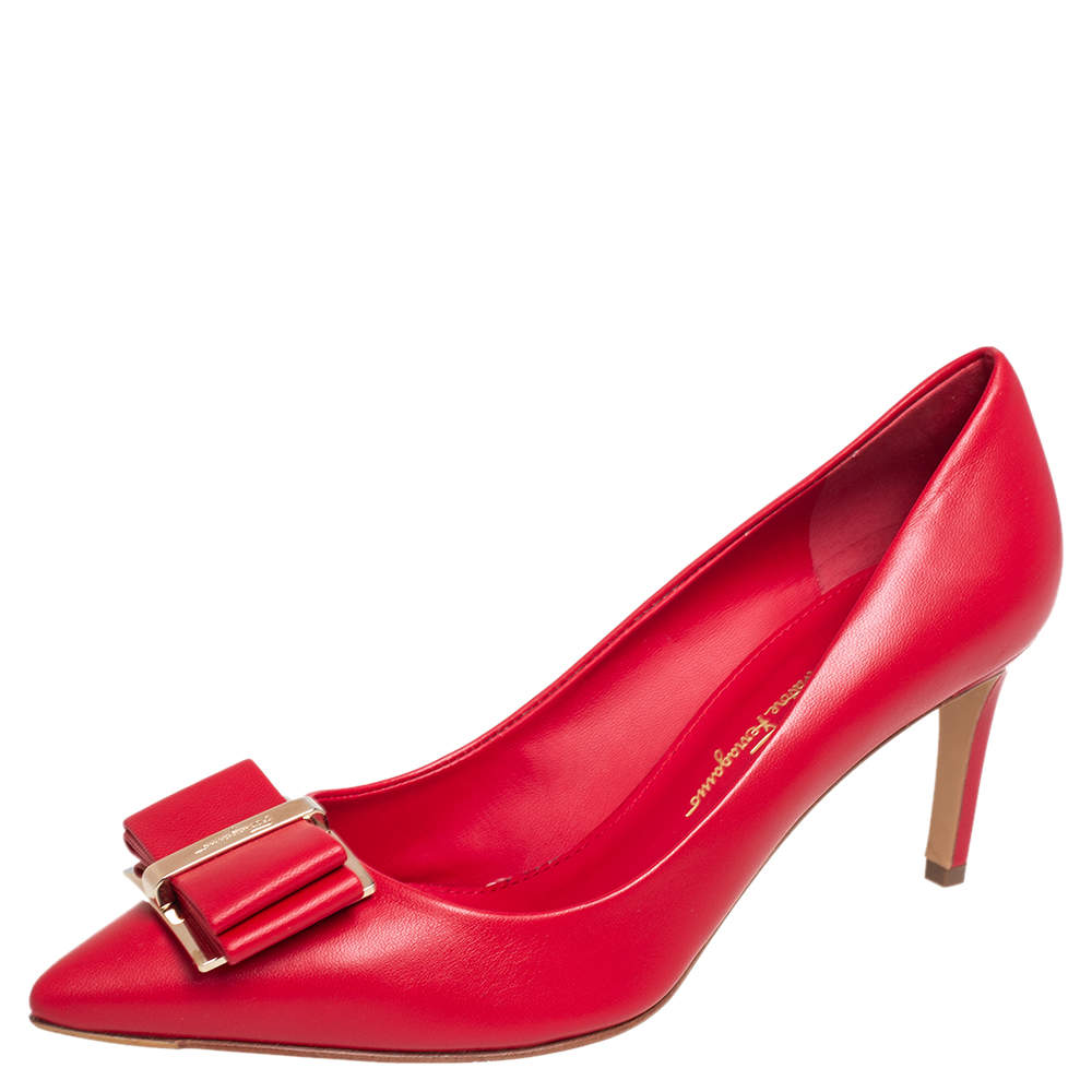 مملوكة مسبقًا Salvatore Ferragamo Red Leather Vara Bow Pointed Pumps Size 38