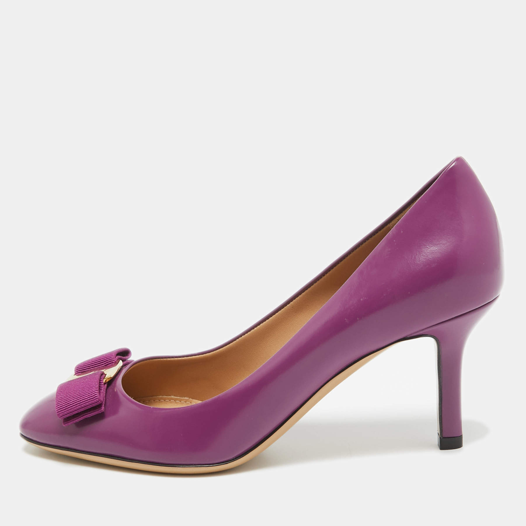 مملوكة مسبقًا Salvatore Ferragamo Purple Patent Leather Vara Bow Pumps Size 37.5