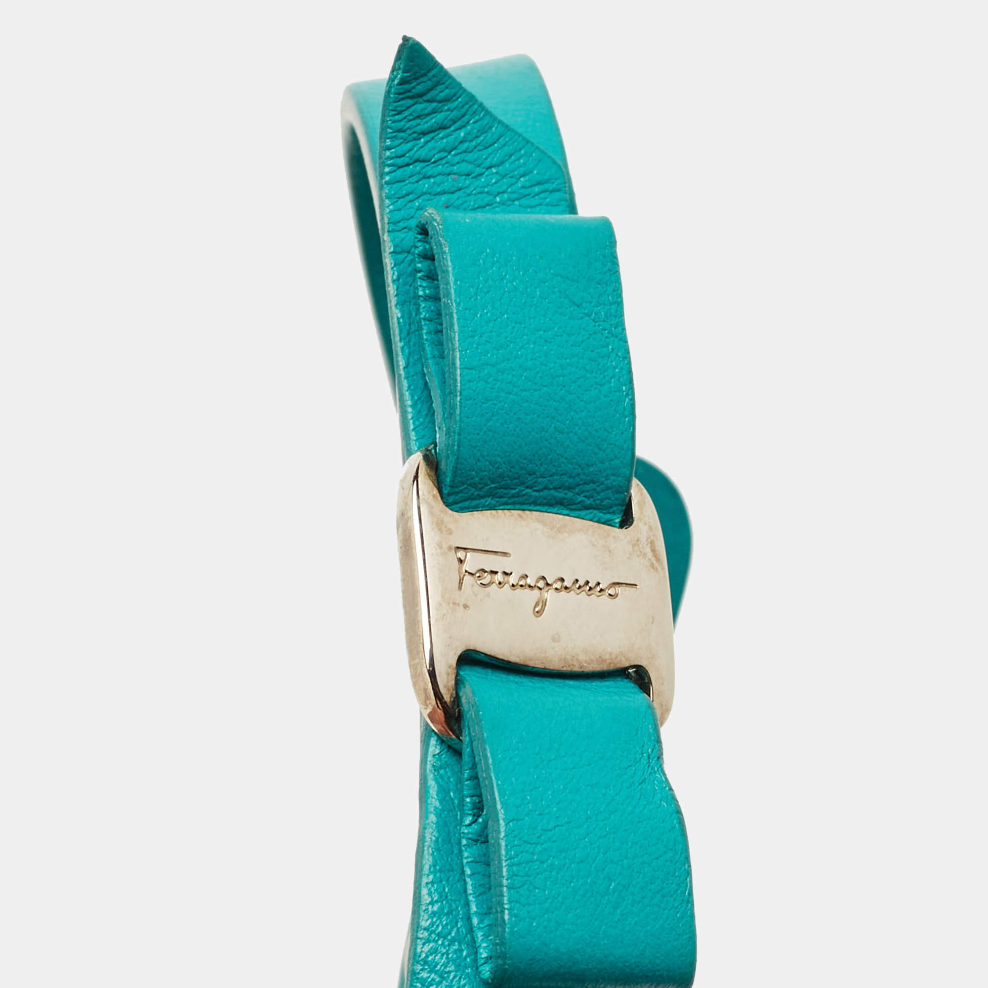 مملوكة مسبقًا Salvatore Ferragamo Vara Bow Green Leather Gold Tone Bracelet