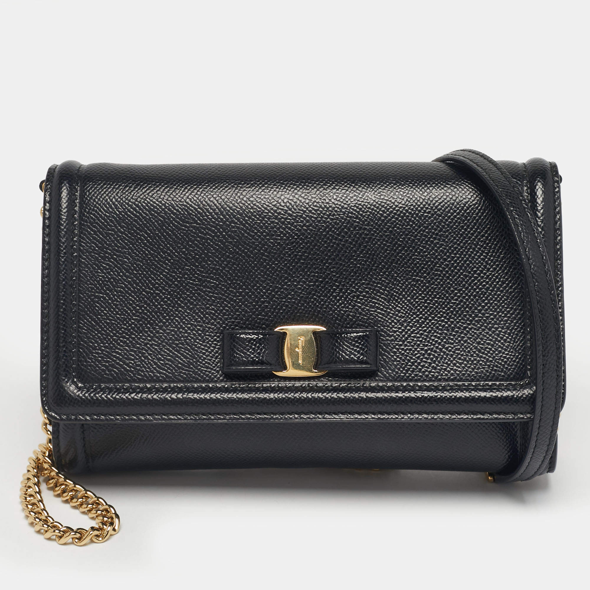 مملوكة مسبقًا Salvatore Ferragamo Black Leather Vara Bow Clutch Bag