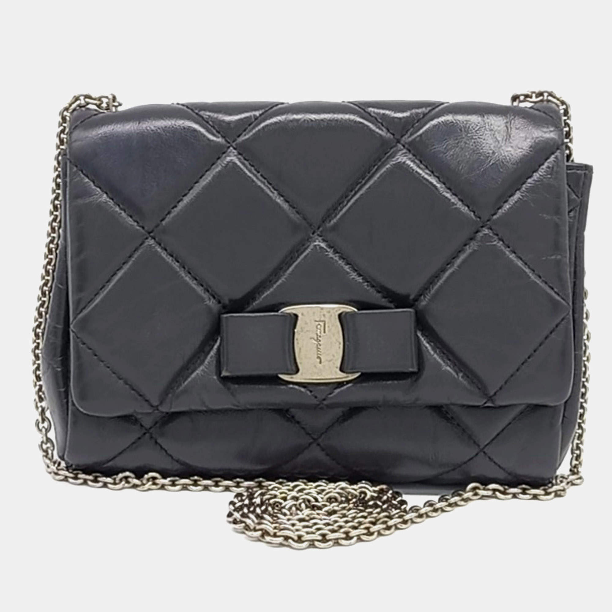 مملوكة مسبقًا Salvatore Ferragamo Black Leather Vara Crossbody Bag
