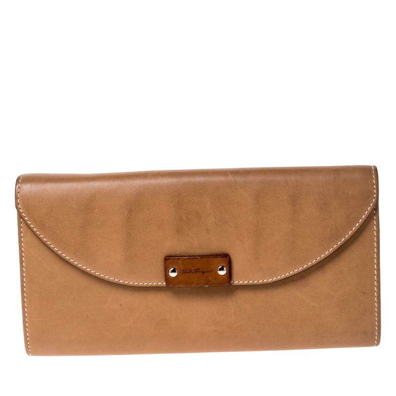 مملوكة مسبقًا Salvatore Ferragamo Tan Leather Flap Wallet