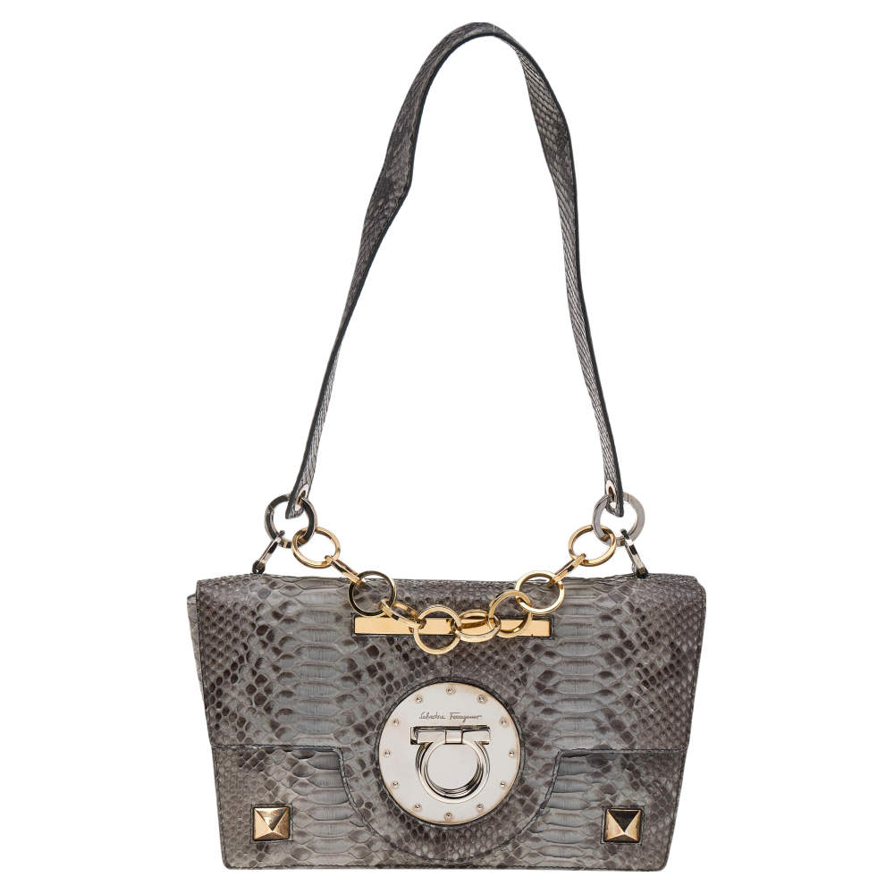 مملوكة مسبقًا حقيبة كتف سالفاتوري فيراغامو قلاب جلد ثعبان رمادي 
