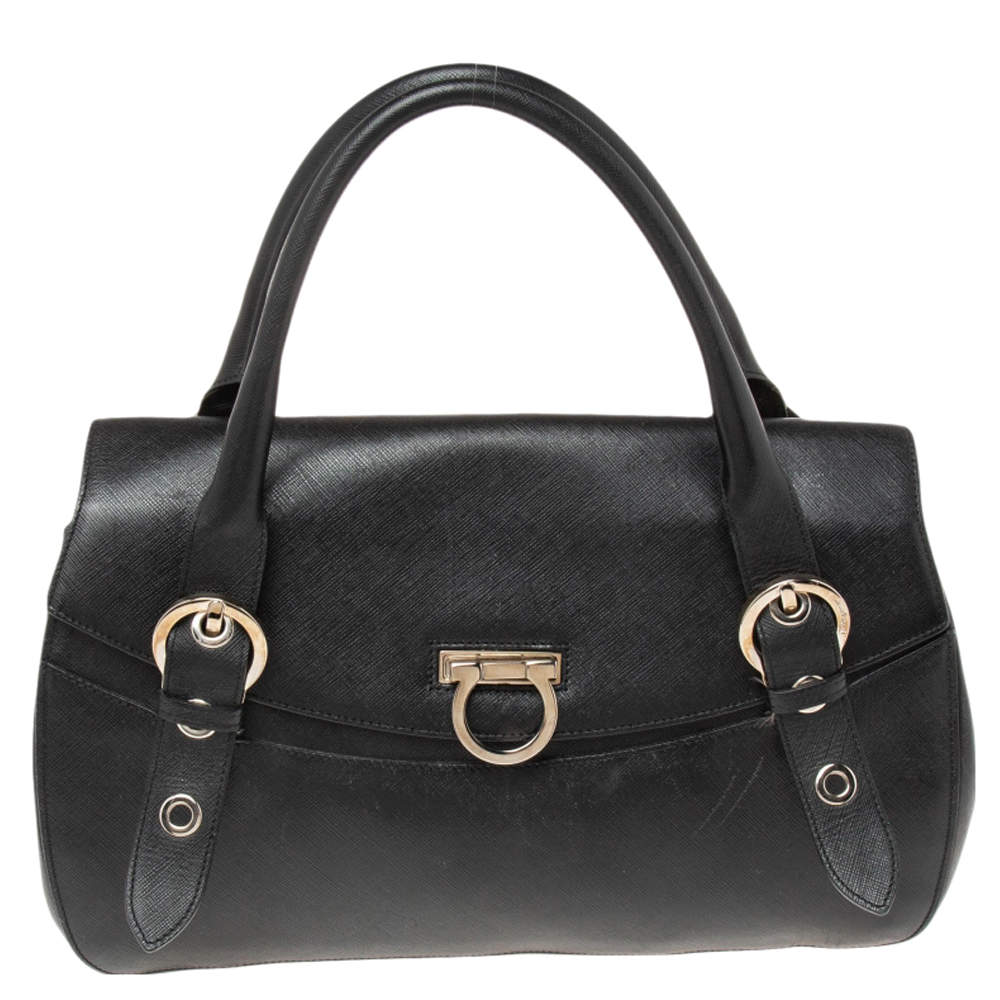 Salvatore Ferragamo ブラックハンドバッグ Salvatore Ferragamo Black Leather Gancio Flap Satchel