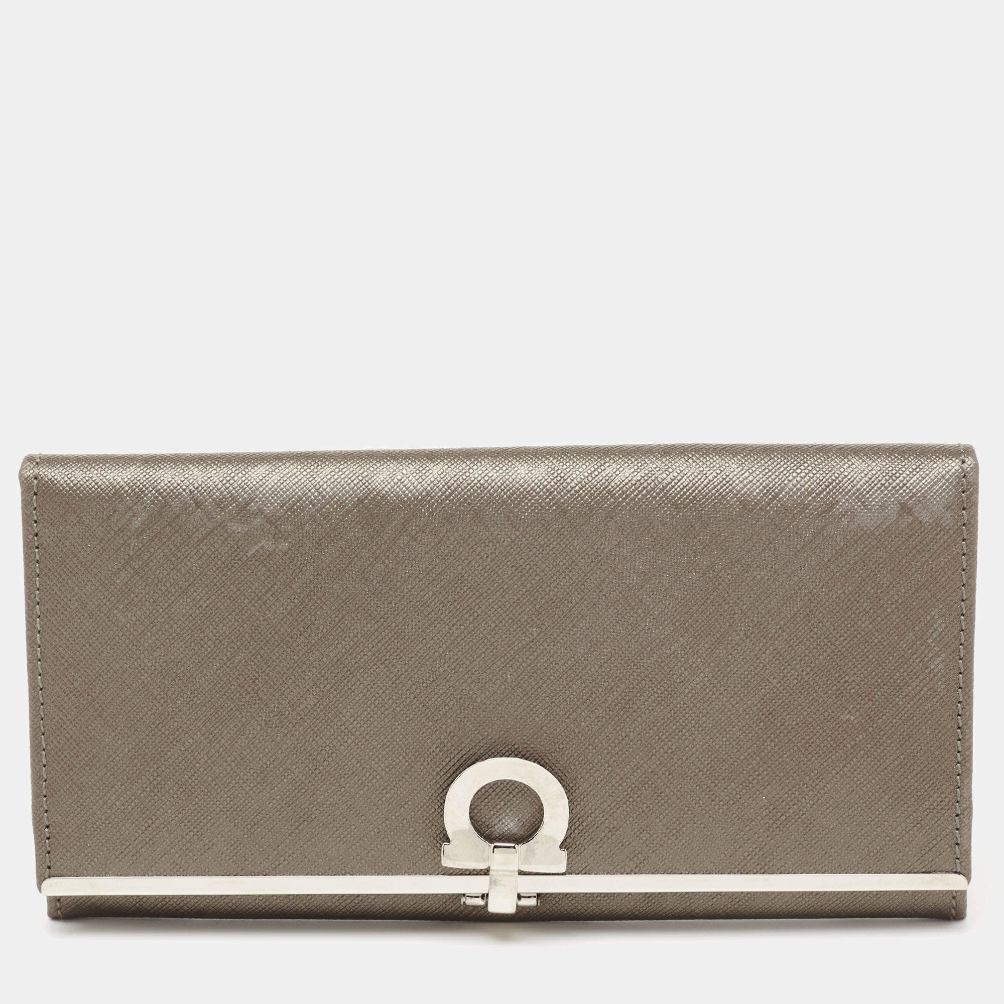 مملوكة مسبقًا Salvatore Ferragamo Grey Saffiano Leather Gancini Clip Flap Wallet