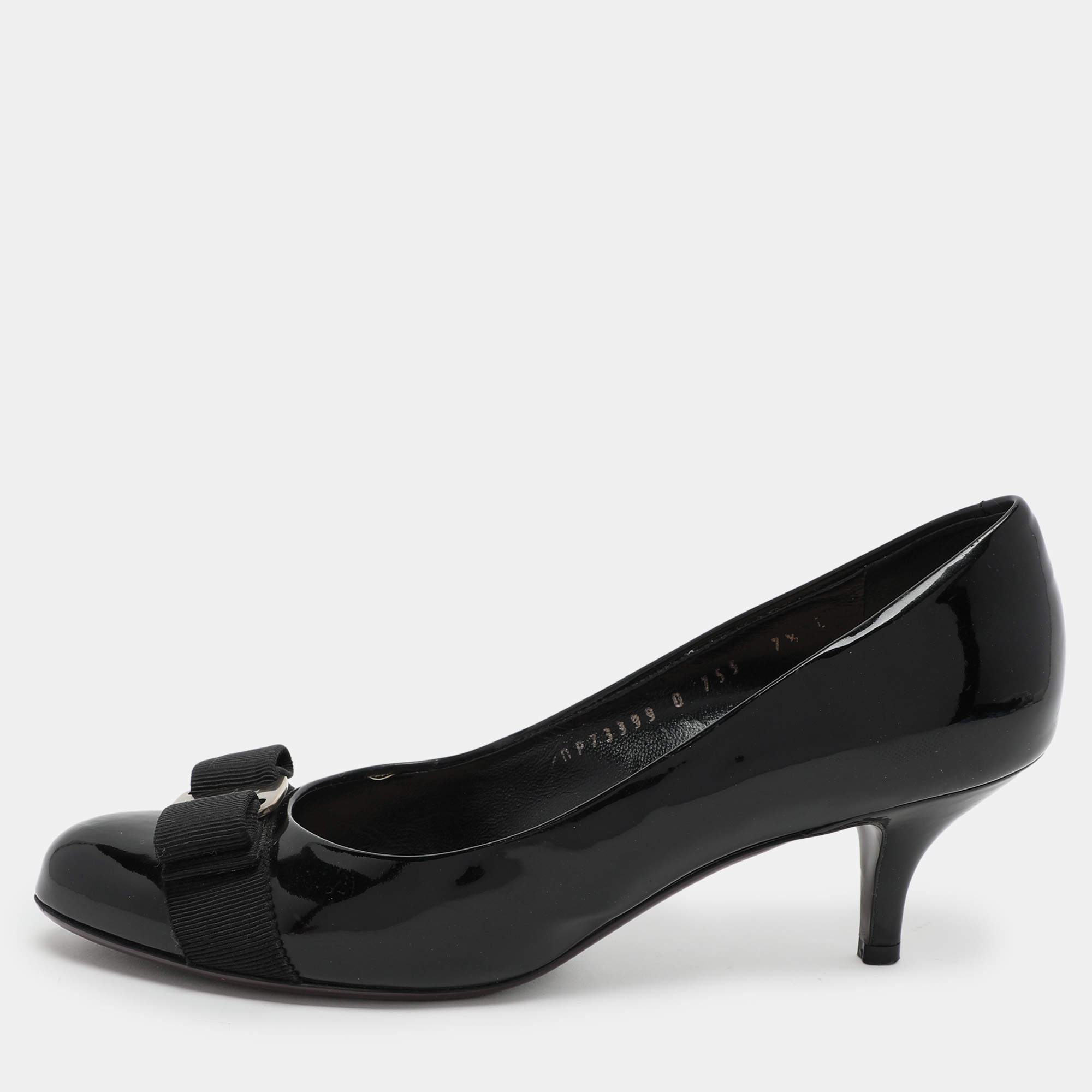 مملوكة مسبقًا Salvatore Ferragamo Black Patent Leather Carla Bow Pumps Size 38