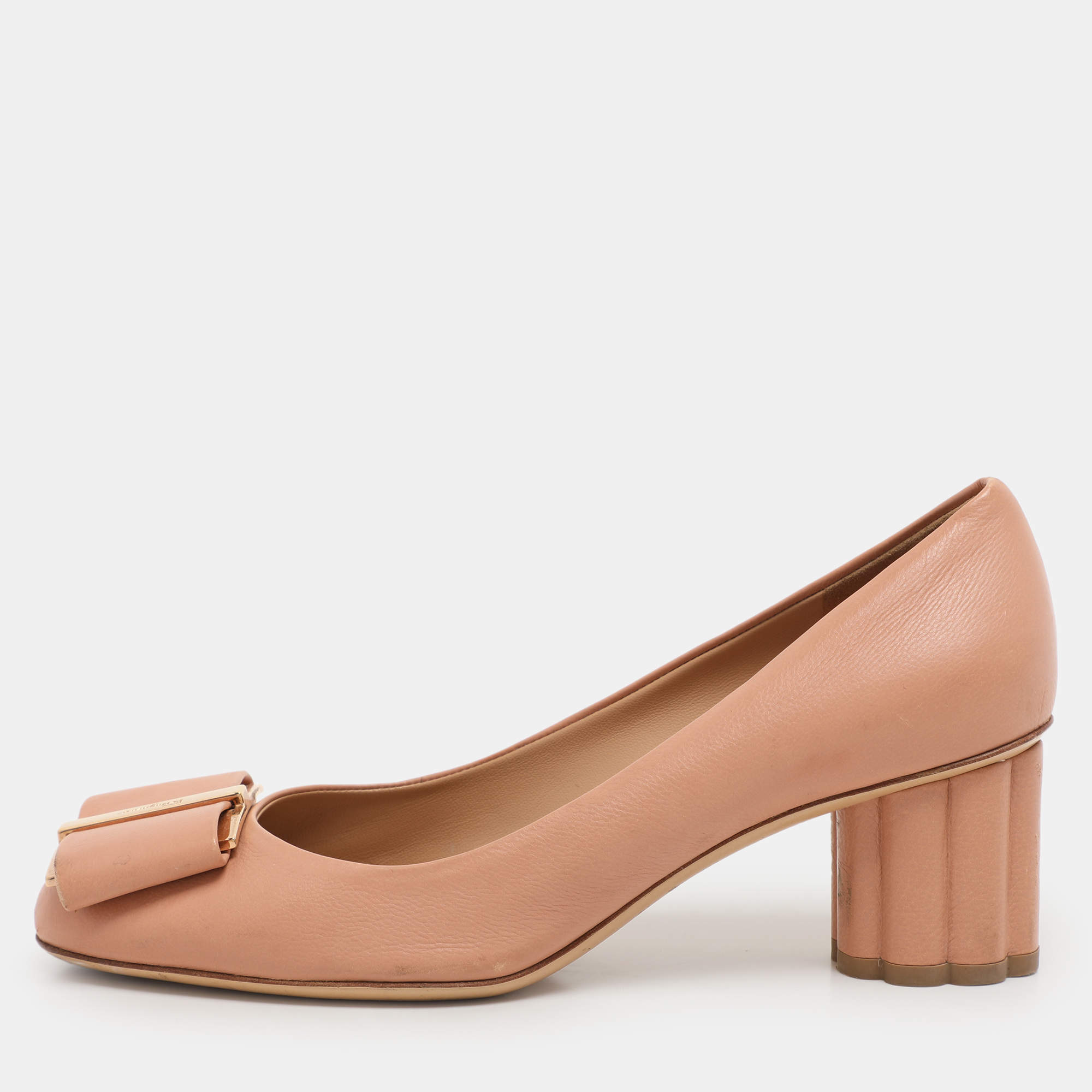 مملوكة مسبقًا Salvatore Ferragamo Leather Flower Heels Bow Pumps Size 37