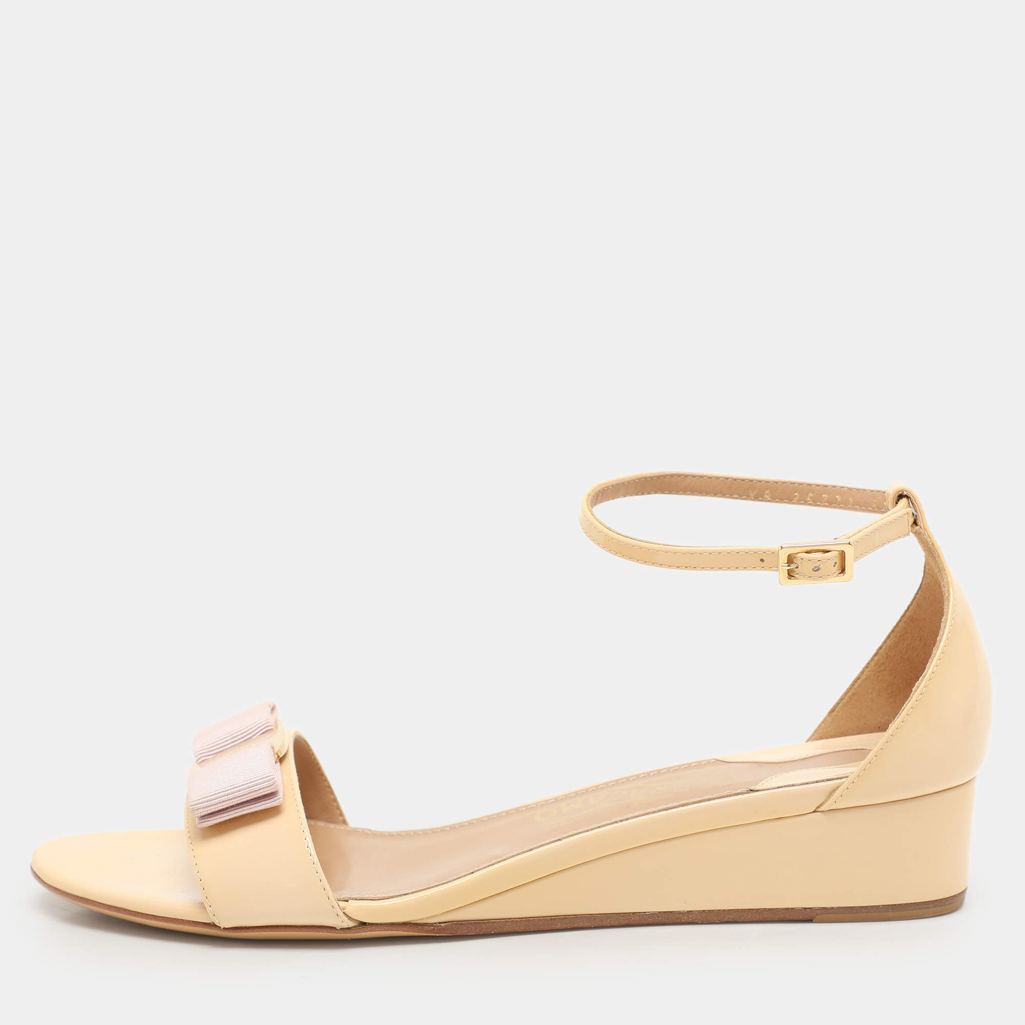 مملوكة مسبقًا Salvatore Ferragamo Light Beige Patent Leather Margot Wedge Sandals Size 38