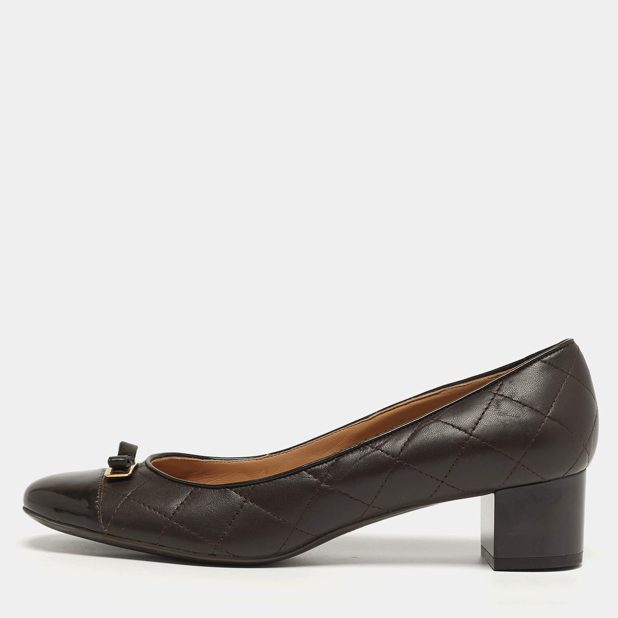 مملوكة مسبقًا Salvatore Ferragamo Vara Bow Size 40 Dark Brown Patent and Quilted Leather Block Heel Pumps