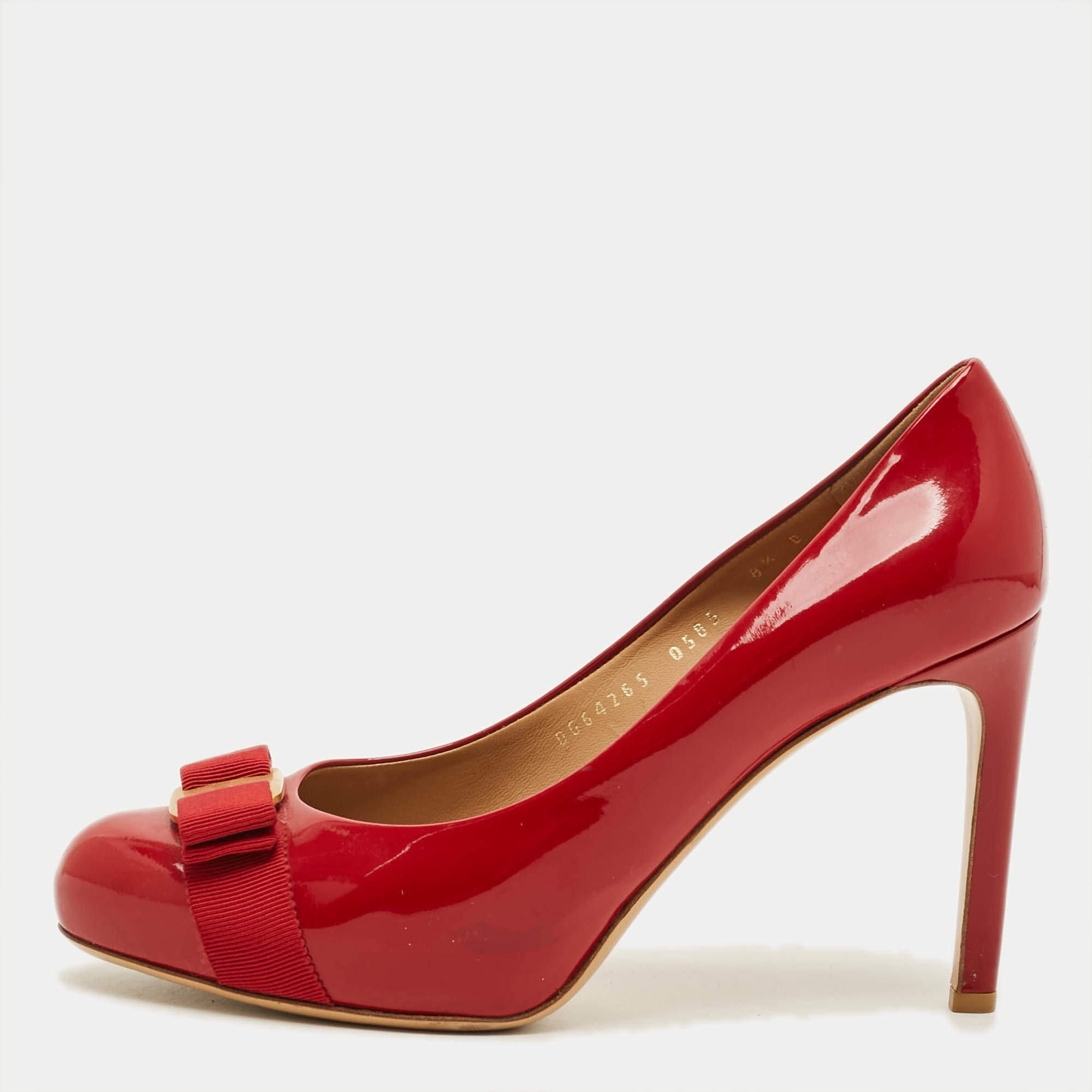 مملوكة مسبقًا Salvatore Ferragamo Pimpa Size 39 Red Patent Leather Pumps