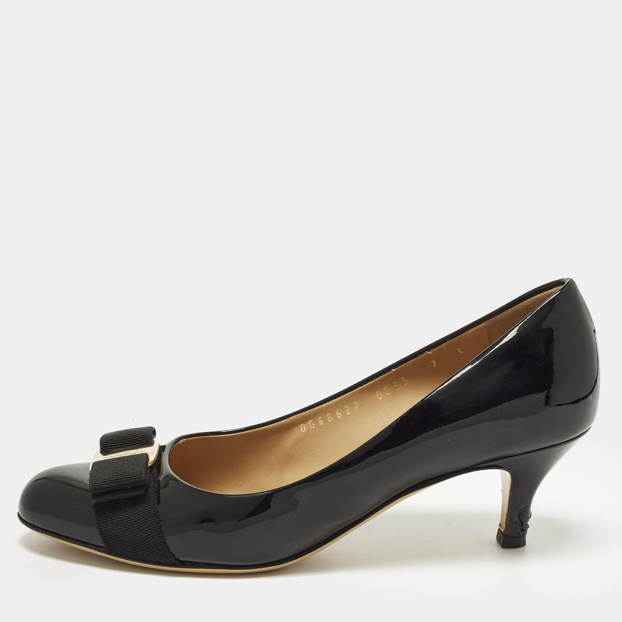مملوكة مسبقًا Salvatore Ferragamo Size 37.5 Black Patent Leather Vara Bow Pumps