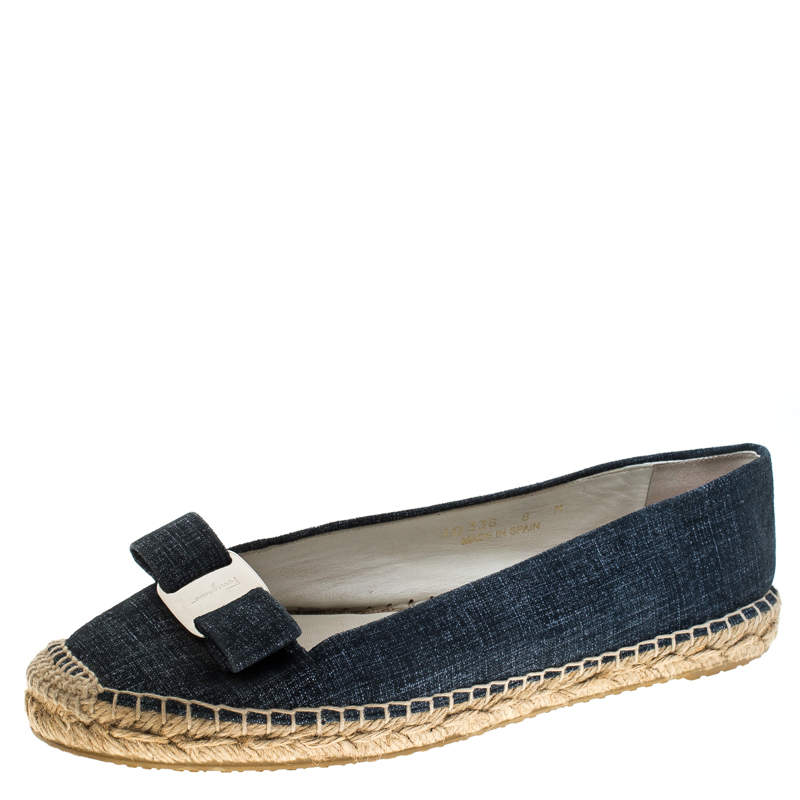 مملوكة مسبقًا Salvatore Ferragamo Blue Printed Suede Mandy Vara Bow Espadrille Flats Size 38.5