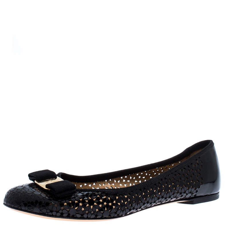 مملوكة مسبقًا Salvatore Ferragamo Black Lazer Cut Patent Leather Vara Bow Flats Size 40