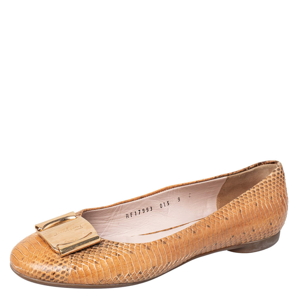حذاء باليرينا فلات سالفاتوري فيراغامو جلد ثعبان بيج مزين فيونكة مقاس 39.5