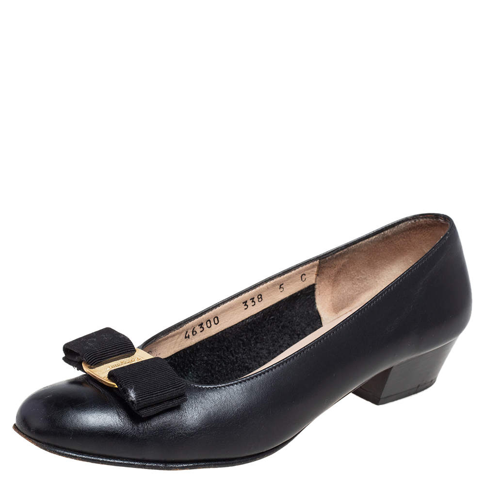 مملوكة مسبقًا Salvatore Ferragamo Black Leather Vara Bow Pumps Size 35.5