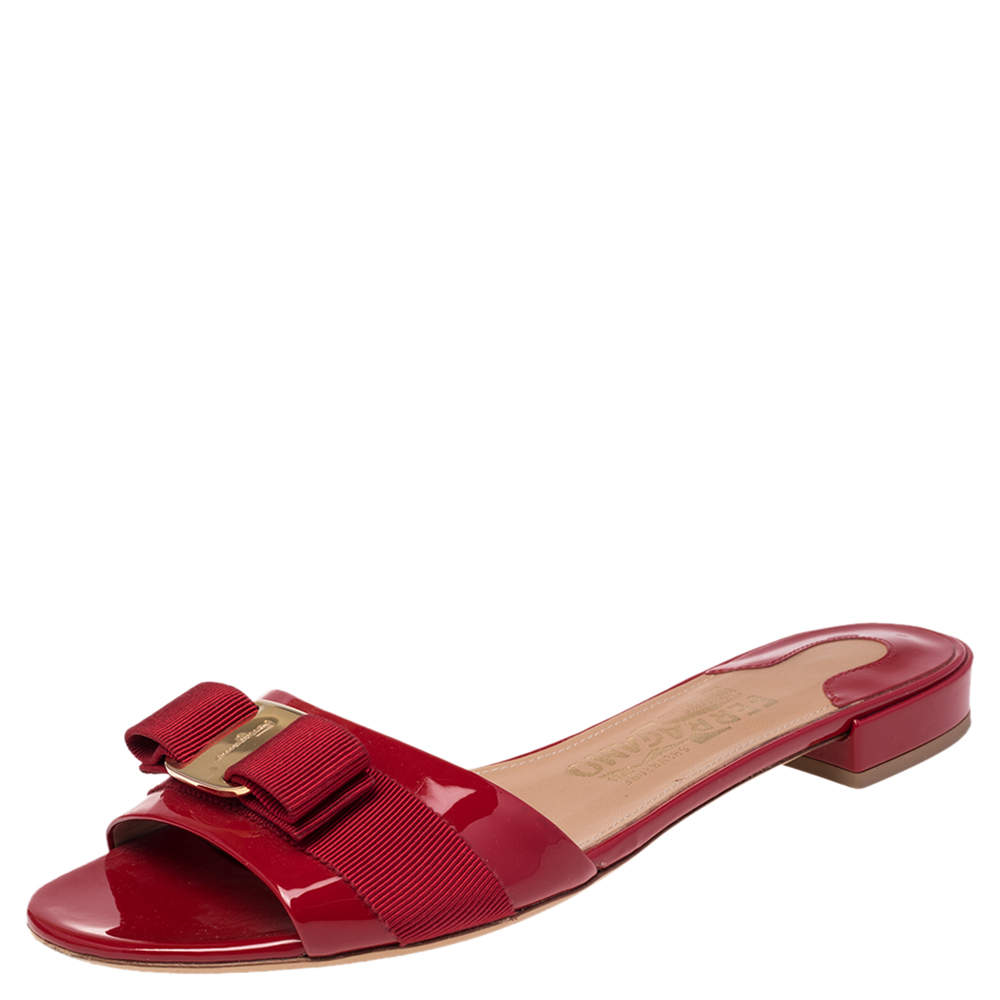 مملوكة مسبقًا Salvatore Ferragamo Red Patent Leather Gil Flat Slide Sandals Size 38