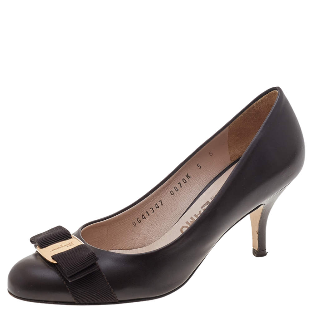 Pre Owned Salvatore Ferragamo Dark Brown Leather Vara Bow Pumps Size 35.5