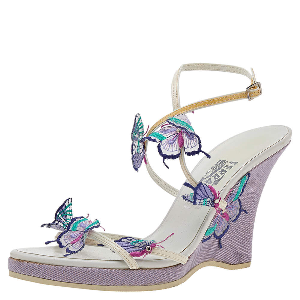 مملوكة مسبقًا صندل سالفاتوري فيراغامو جلد أبيض لامع مزخرف فراشات كعب روكي مقاس 40.5