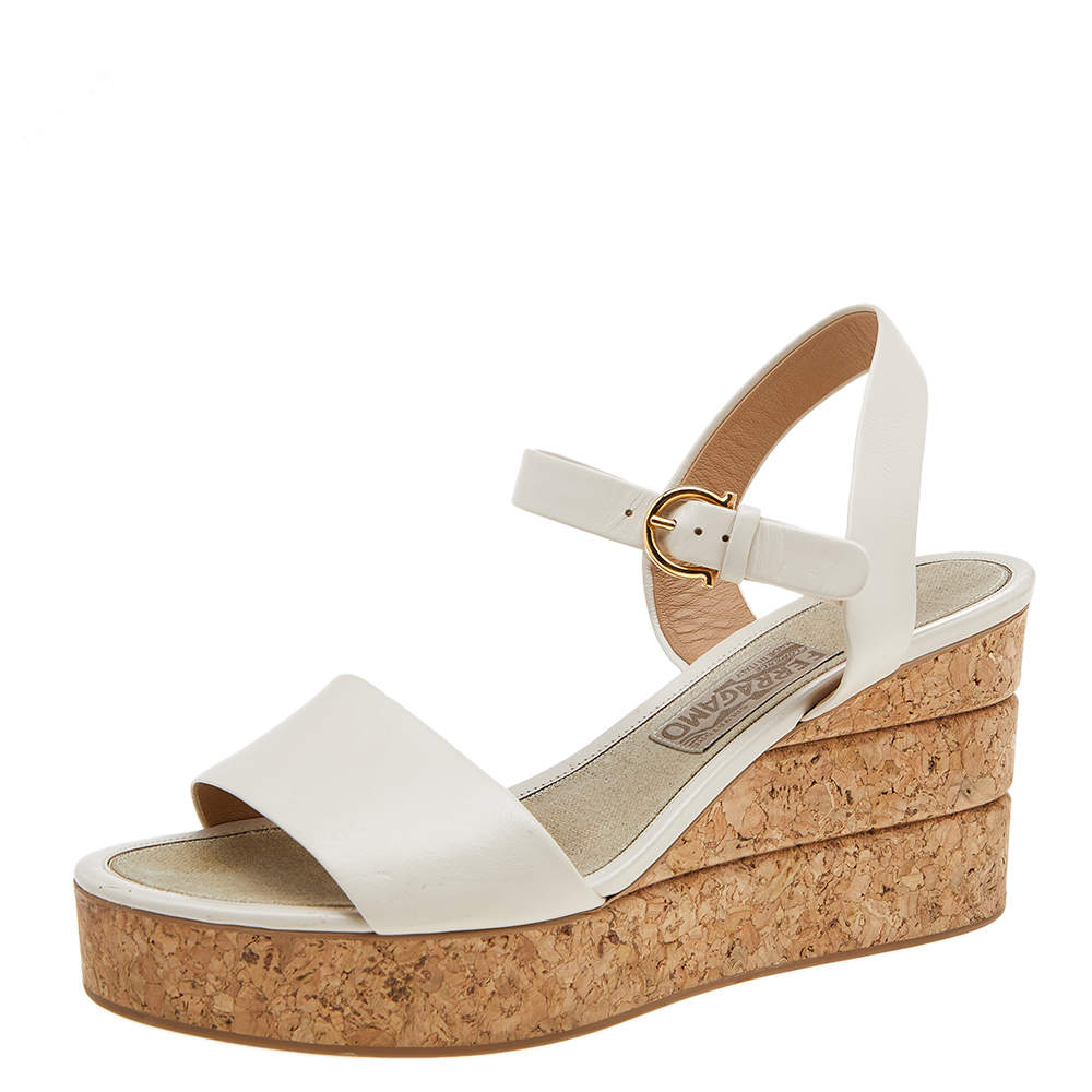 Pre Owned صندل سالفاتوري فيراغامو جلد بيج كعب روكي فليني مقاس 40.5