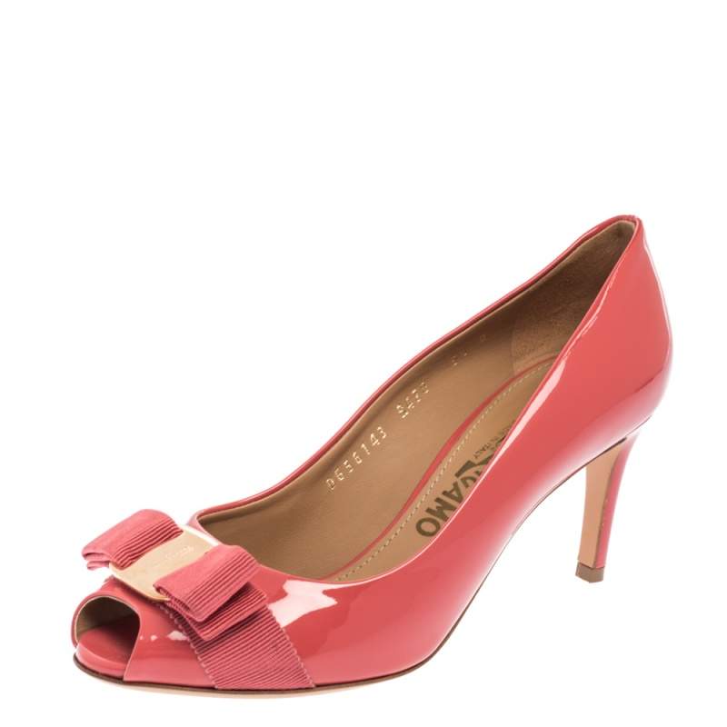 Pre Owned حذاء كعب عالي سالفاتوري فيراغامو جلد لامع وردي مرجاني مزين فيونكة فارا مقدمة مفتوحة مقاس 36